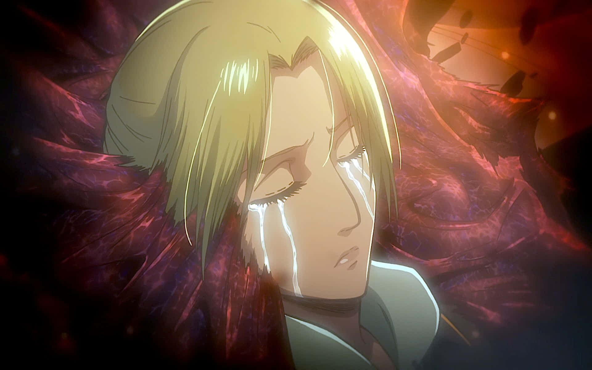 Attack On Titan Season 1 桌布 壁紙 — 一個金髮動漫角色在旋轉的紅色和橙色能量背景下流著發光的眼淚哭泣。