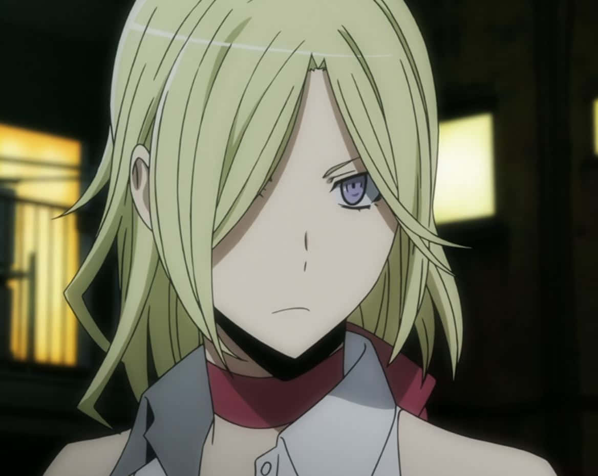 Durarara Vorona 桌布 壁紙 — 一個金髮動漫角色的特寫，擁有紫色眼睛和嚴肅的表情，處於昏暗的室內環境。