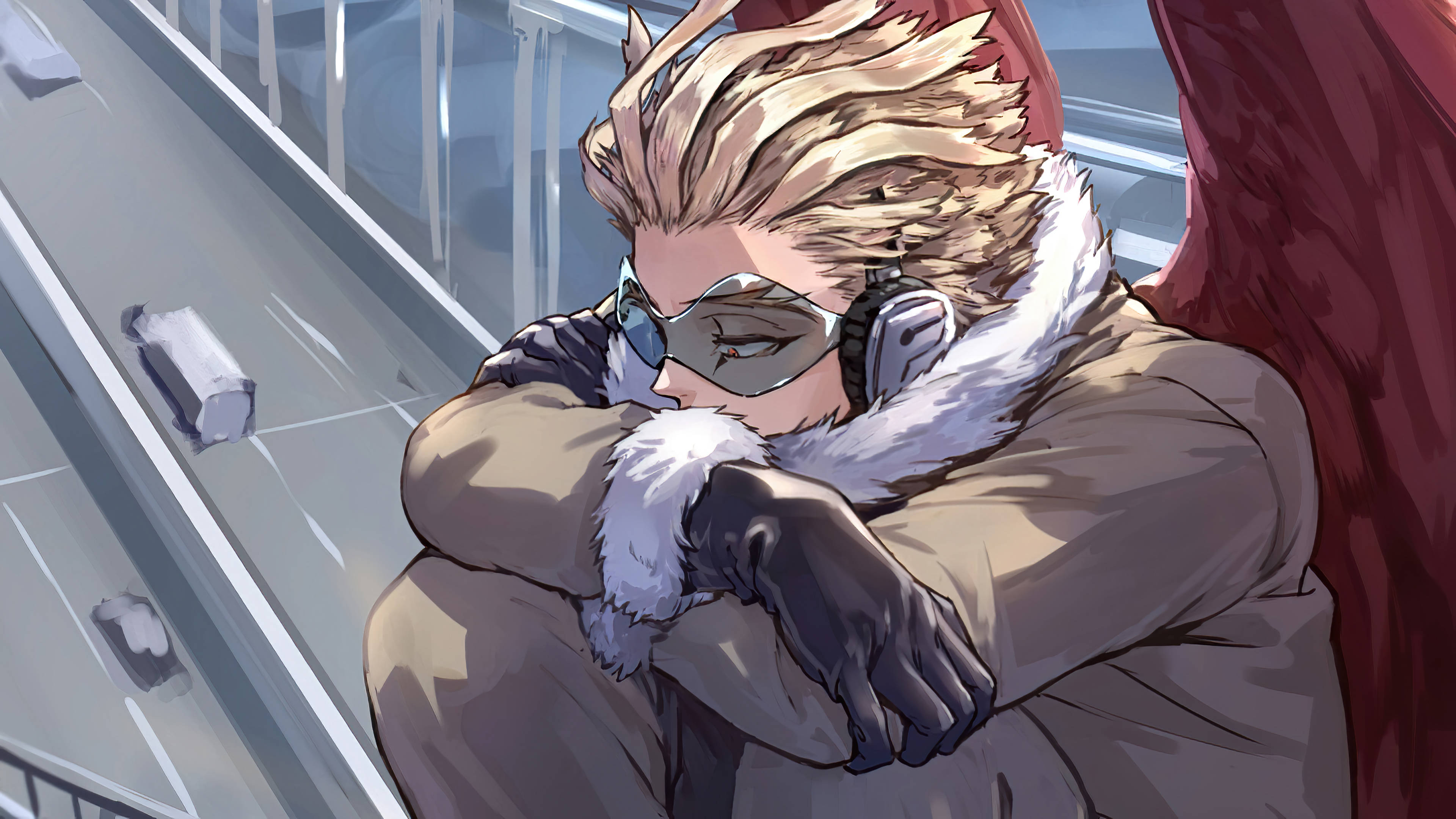 動漫男孩 桌布 壁紙 — 一個金髮動漫角色穿著毛領外套，將頭靠在交叉的手臂上，旁邊是玻璃欄杆，俯瞰城市景觀。