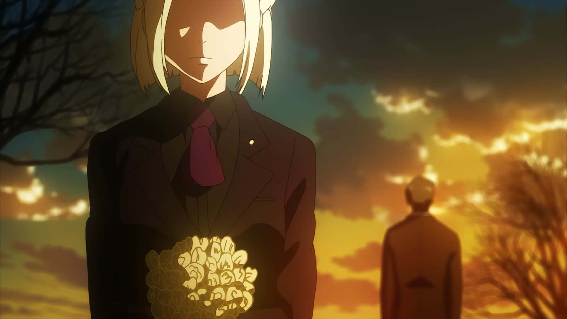 Akira Mado 桌布 壁紙 — 一個金髮動漫角色穿著深色西裝，在熾熱的日落天空下手持發光花朵，遠處有另一個人影。