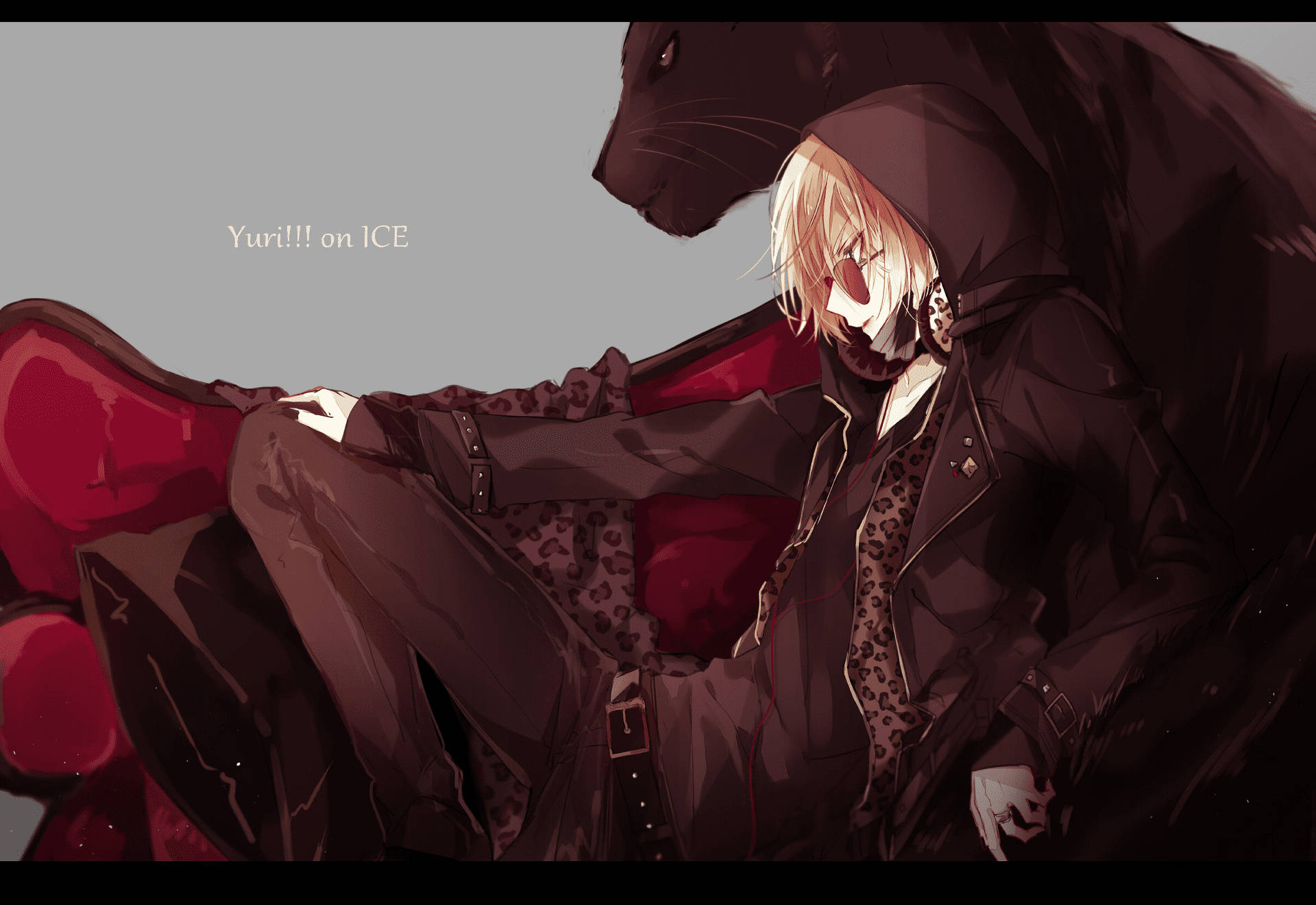 yuri 桌布 壁紙 — 一個金髮動漫角色穿著深色連帽衫，在柔和的灰色背景前，躺在一張紅色沙發上，旁邊有一隻大型黑豹。