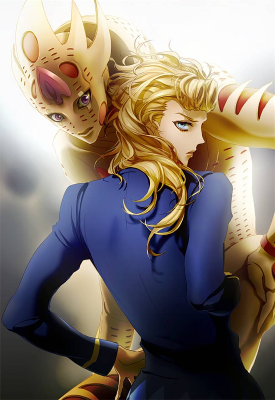 Giorno 桌布 壁紙 — 一個金髮動漫角色穿著藍色西裝自信地站著，身後有一個金色裝甲生物若隱若現。