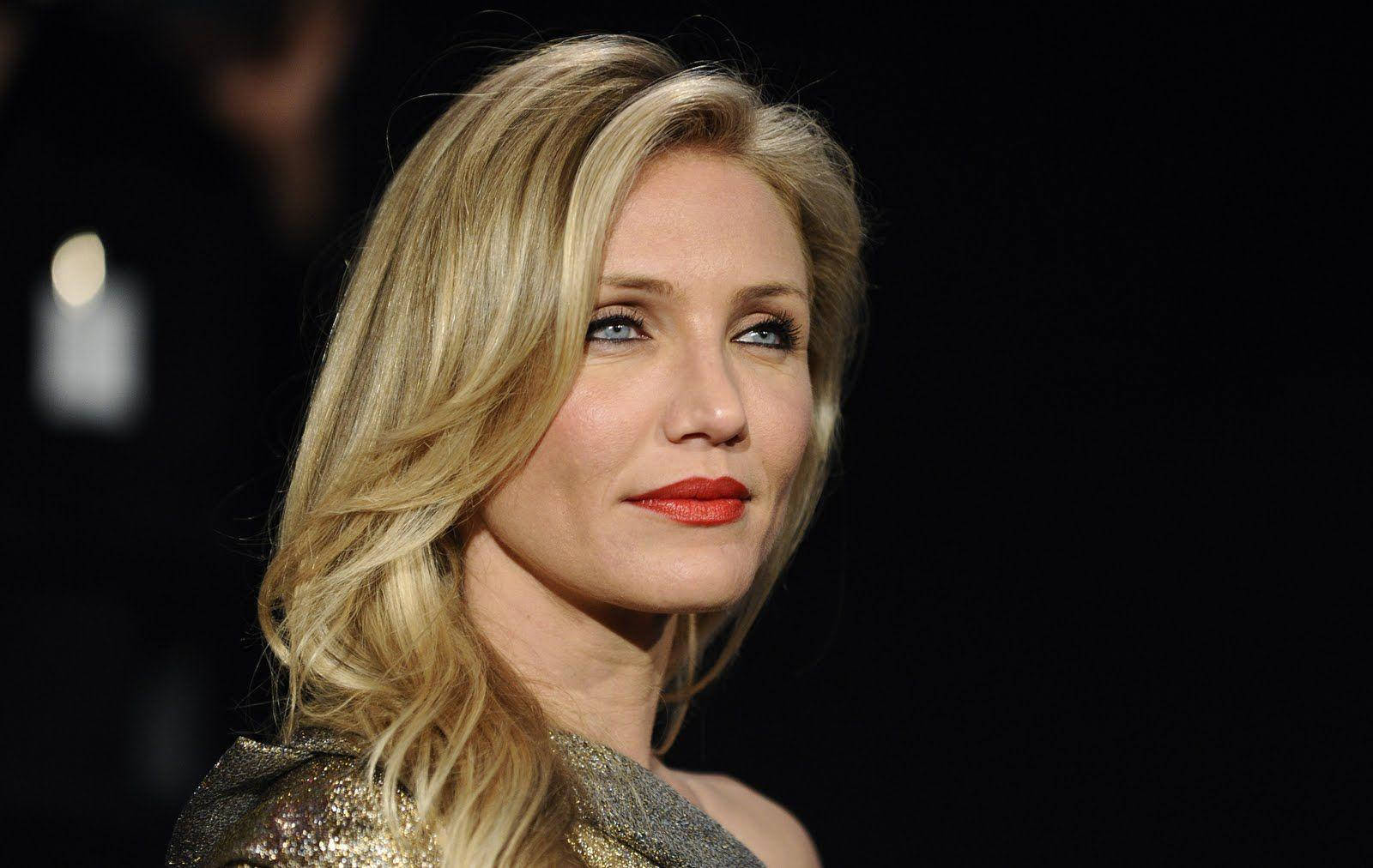 Celebrity 桌布 壁紙 — 一個金髮女人的特寫肖像，她塗了紅色口紅，穿著閃爍金色服裝，背景是深色。