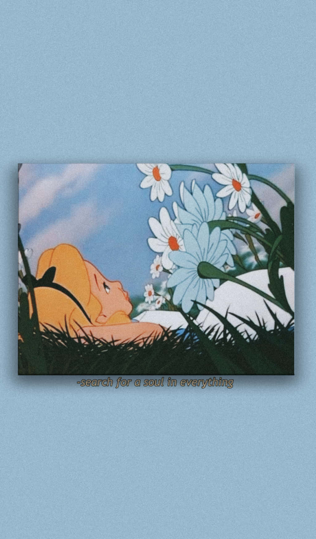 Alice Wonderland Aesthetic 桌布 壁紙 — 一個金髮小女孩在藍天下躺在草地上，周圍是白色的雛菊。