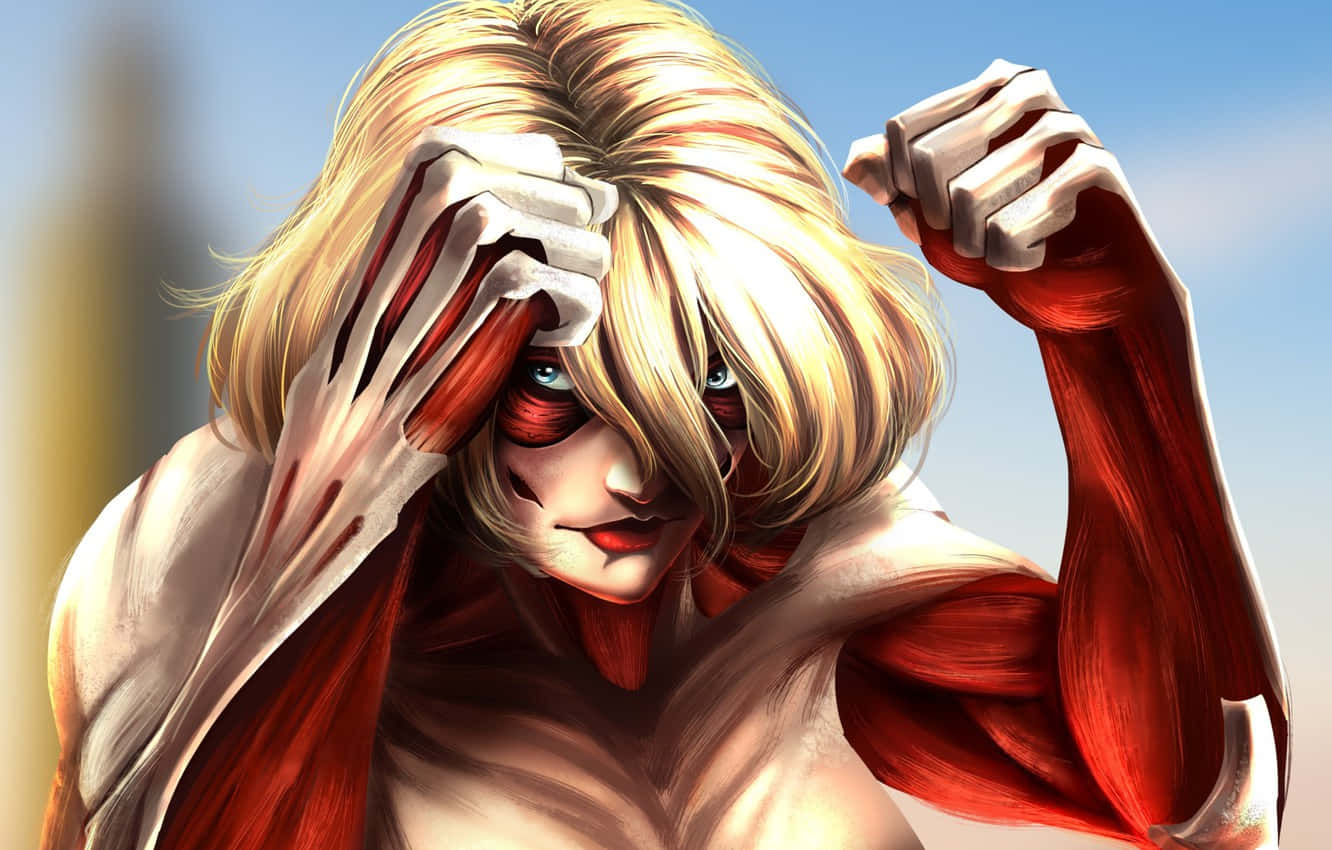 Female Titan 桌布 壁紙 — 一個金髮巨人，露出紅色肌肉，遮住一隻眼睛，同時向明亮的藍天舉起緊握的拳頭。