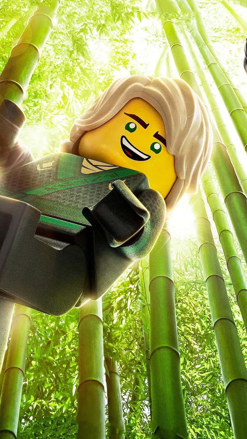 Animated 桌布 壁紙 — 一個金髮微笑的LEGO忍者站在高聳的綠色竹莖中，沐浴在明亮的陽光下。