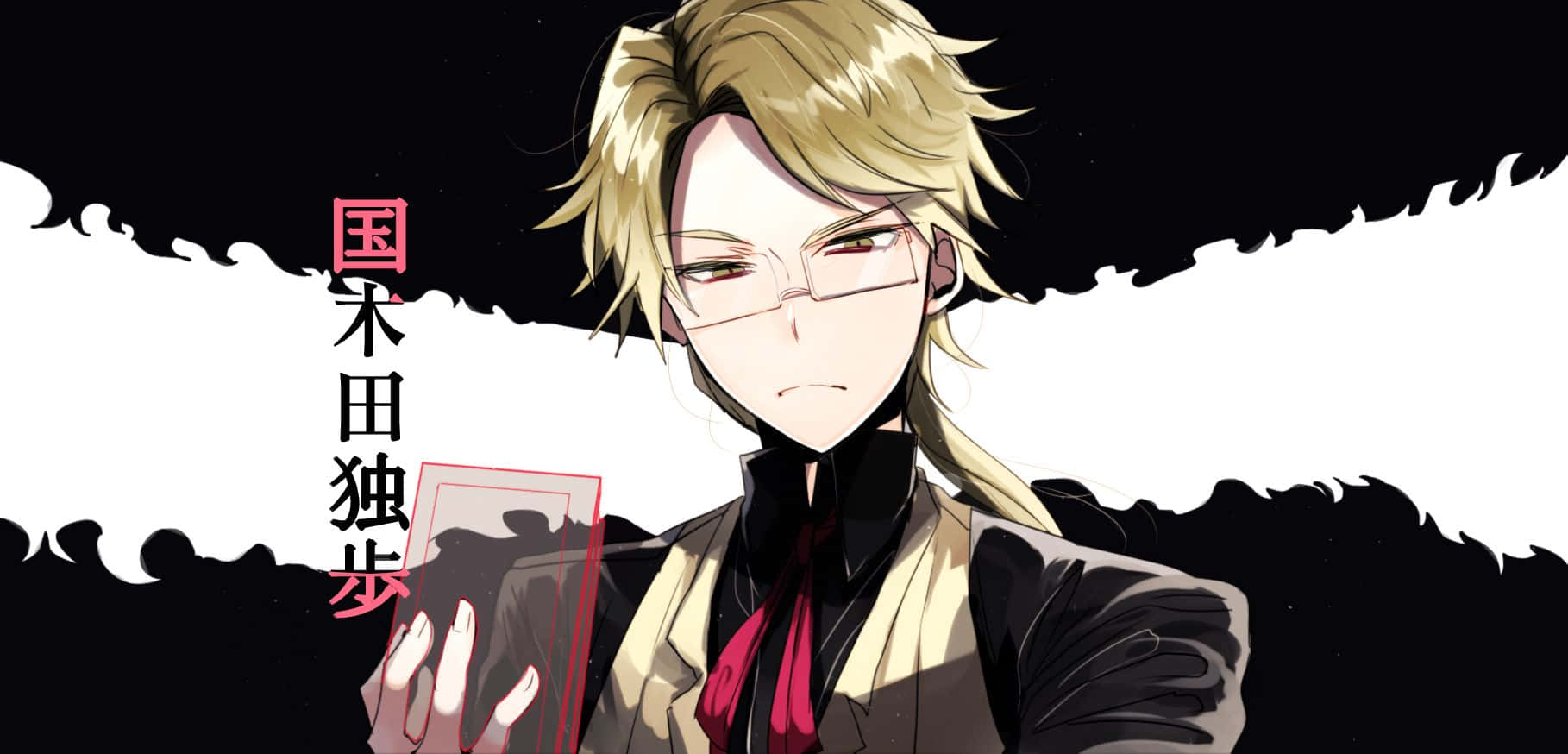 Kunikida 桌布 壁紙 — 一個金髮戴眼鏡的動漫男子，在帶有日文字的黑白背景前拿著一張卡片。