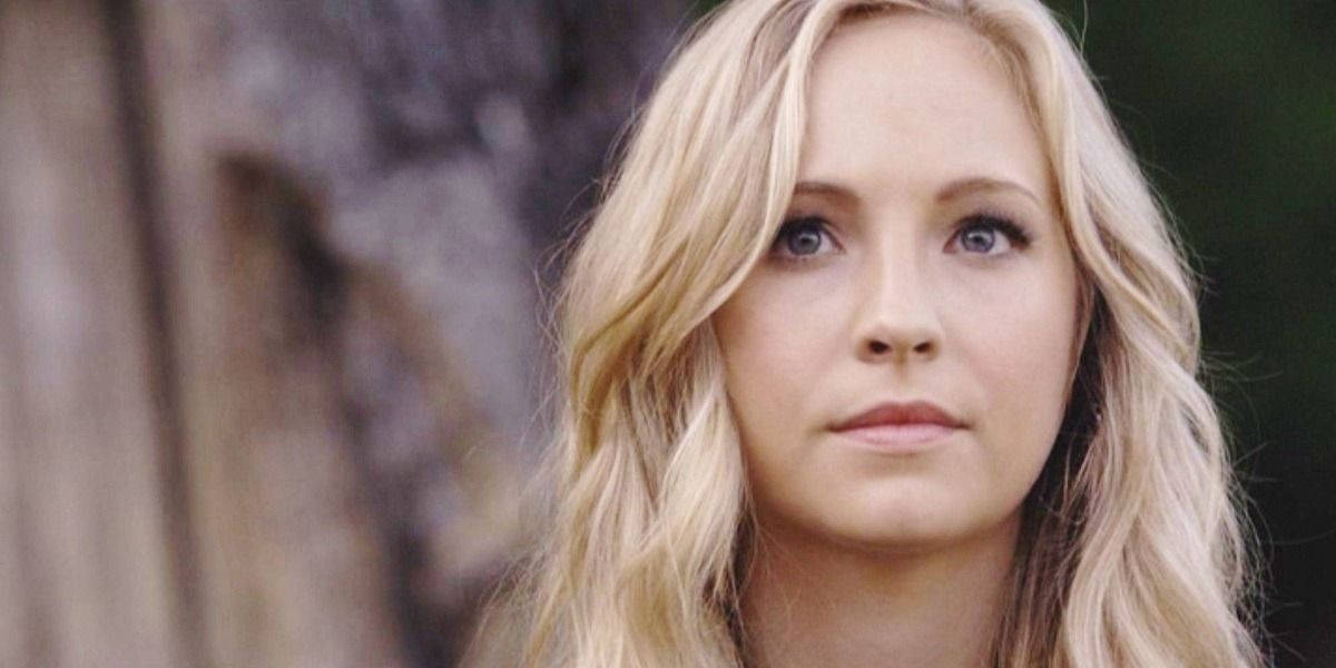 caroline 桌布 壁紙 — 一個金髮波浪長髮女性的特寫肖像，在模糊的木質背景前若有所思地凝視。