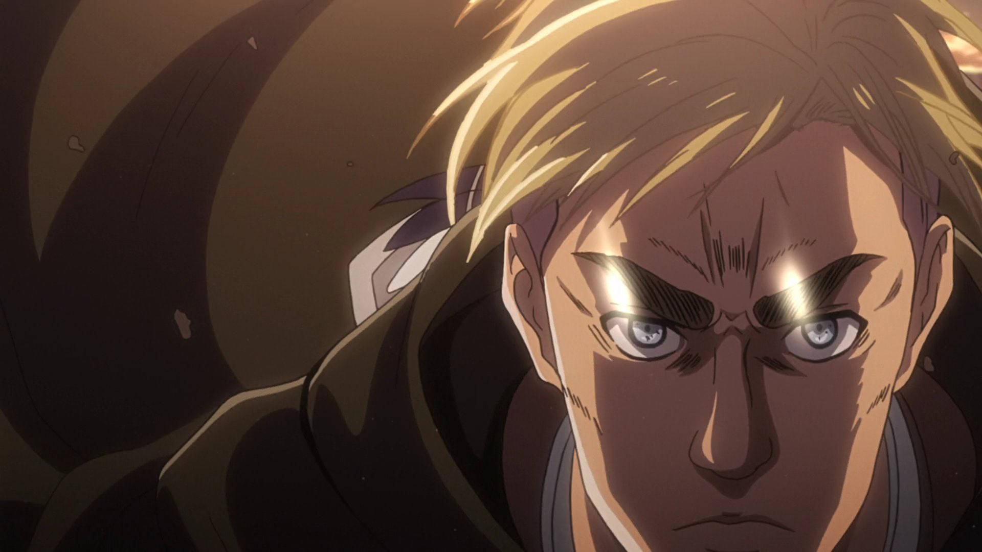 Erwin 桌布 壁紙 — 一個金髮男子的近距離動漫肖像，他有強烈的藍色眼睛和皺起的眉頭，在黑暗背景下被戲劇性的金色燈光照亮。