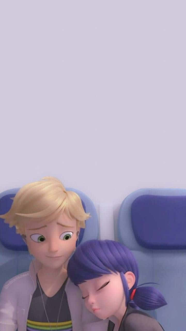Marinette And Adrien 桌布 壁紙 — 一個金髮男孩在柔和粉彩的火車車廂內，輕輕抱著一個睡著的紫髮女孩。