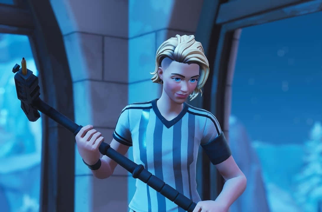 Sweaty Soccer Skin 桌布 壁紙 — 一個金髮的Fortnite裁判角色在藍色調的窗戶背景前拿著一把黑色錘子。
