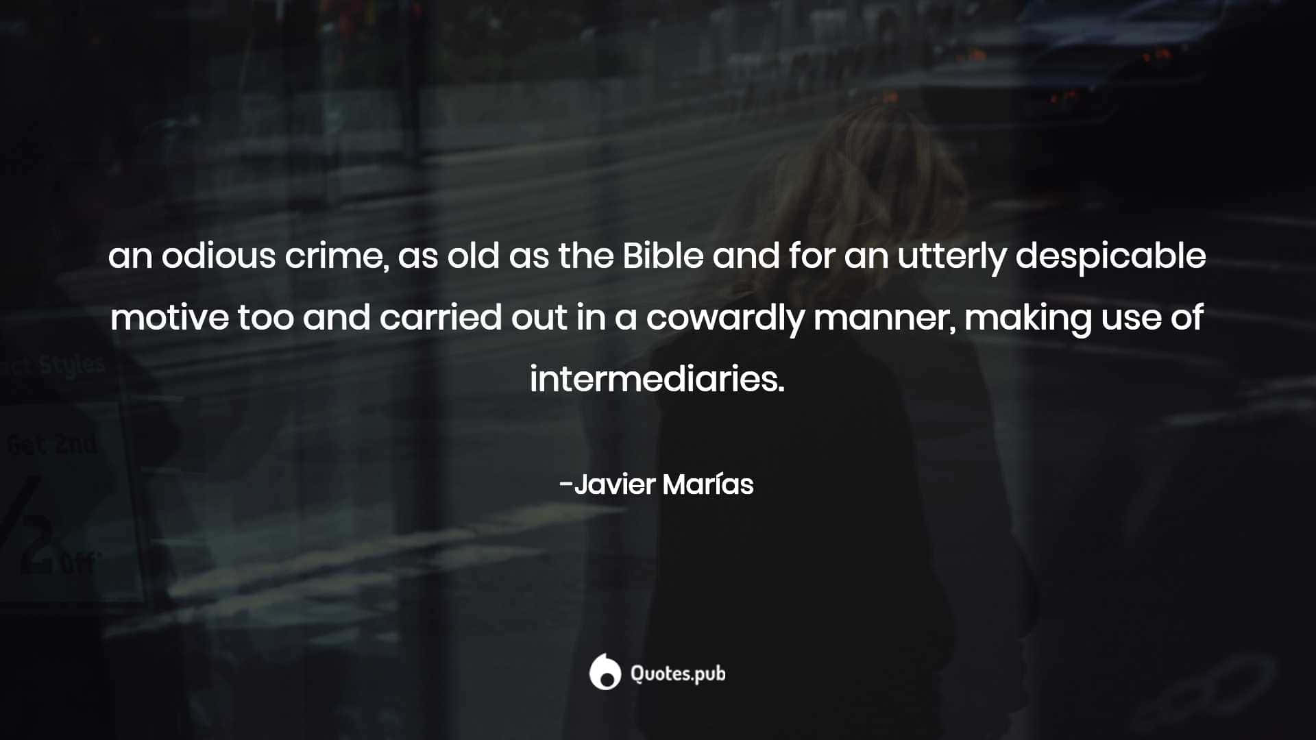 Odious 桌布 壁紙 — 一個金髮的人在昏暗的城市環境中走開，上面覆蓋著 Javier Marías 的引言。