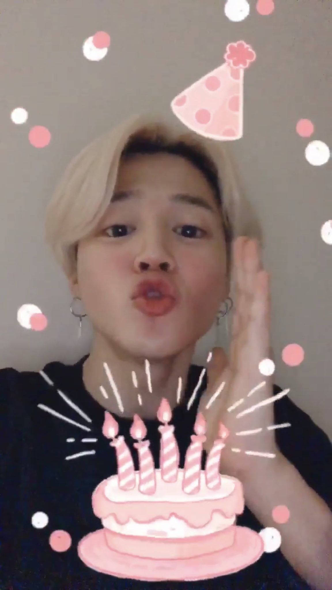 BTS 智旻 桌布 壁紙 — 一個金髮的人正在飛吻，而一個帶有蠟燭和派對帽的卡通生日蛋糕在他們周圍漂浮。