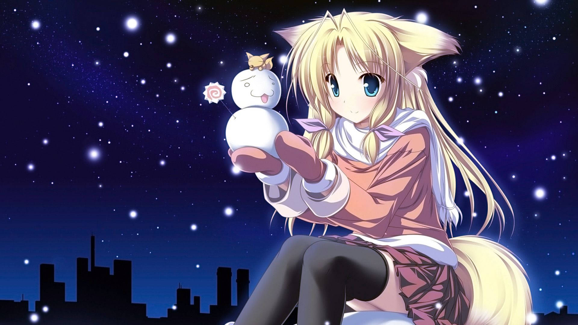 Kawaii Christmas 桌布 壁紙 — 一個金髮的動漫女孩，長著狐狸耳朵，在繁星點點的夜空下，城市輪廓之上，抱著一個發光的雪人。