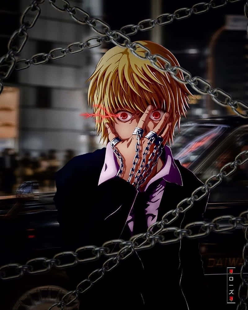 動漫男孩 桌布 壁紙 — 一個金髮紅眼、臉上纏繞鎖鏈的動漫男孩，在黑暗的城市夜景中站在沉重的鎖鏈後面。