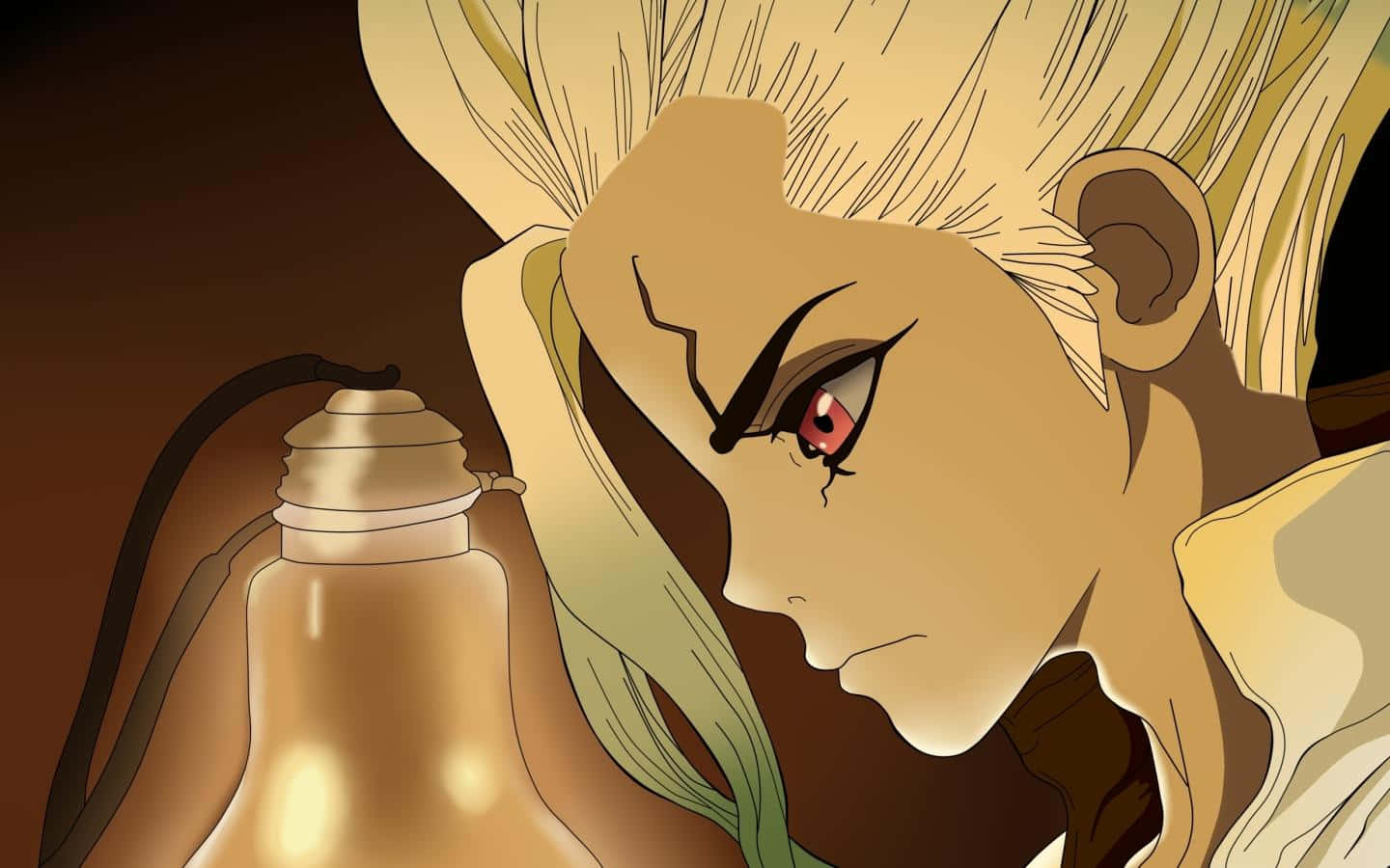Dr.STONE 新石紀 桌布 壁紙 — 一個金髮紅眼動漫角色的特寫，在深棕色背景前專注地凝視著一個金色鈴鐺。
