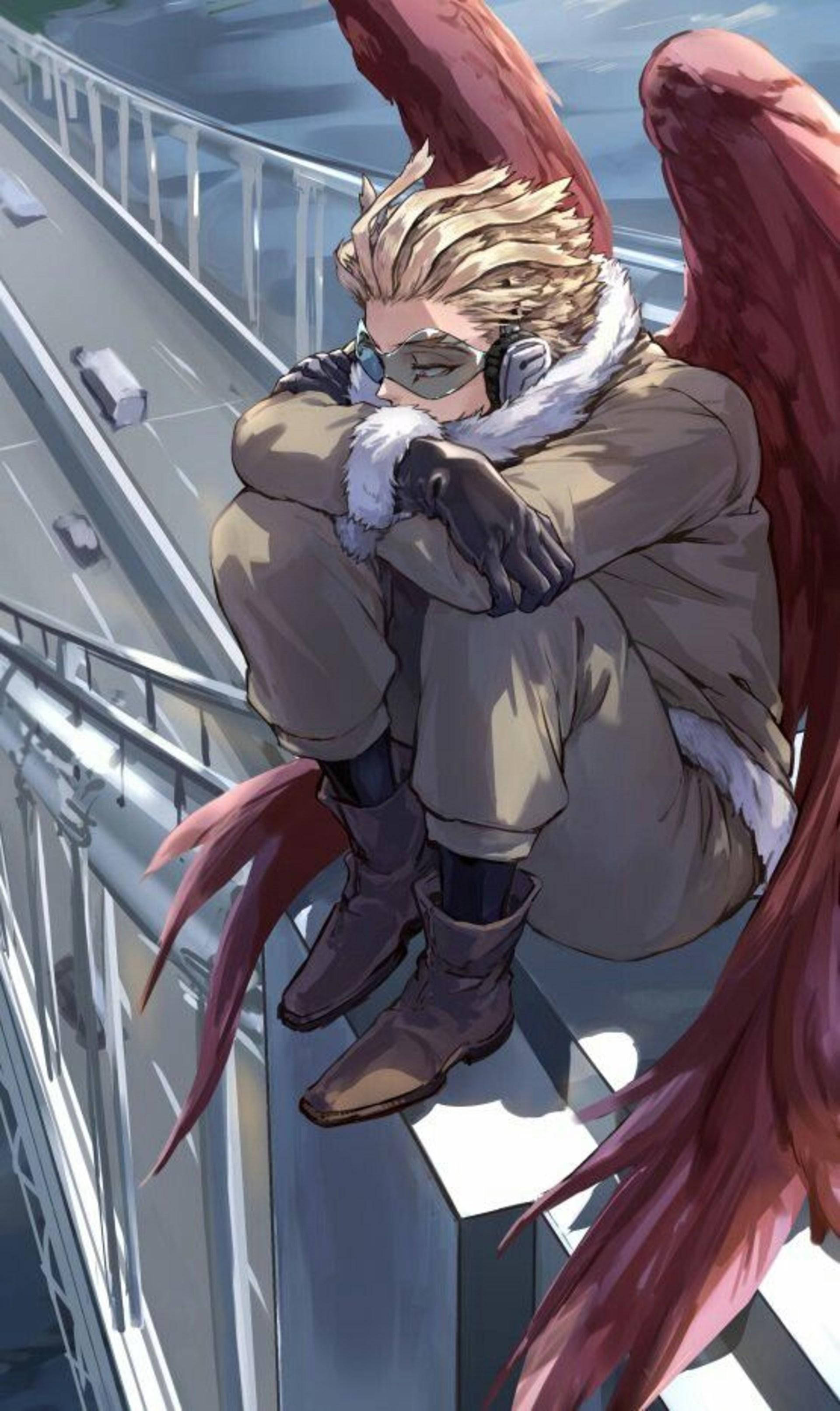 Hawks My Hero Academia 桌布 壁紙 — 一個金髮紅翼的動漫角色，蜷縮坐在橋欄杆上，俯瞰車流，姿態戲劇化。