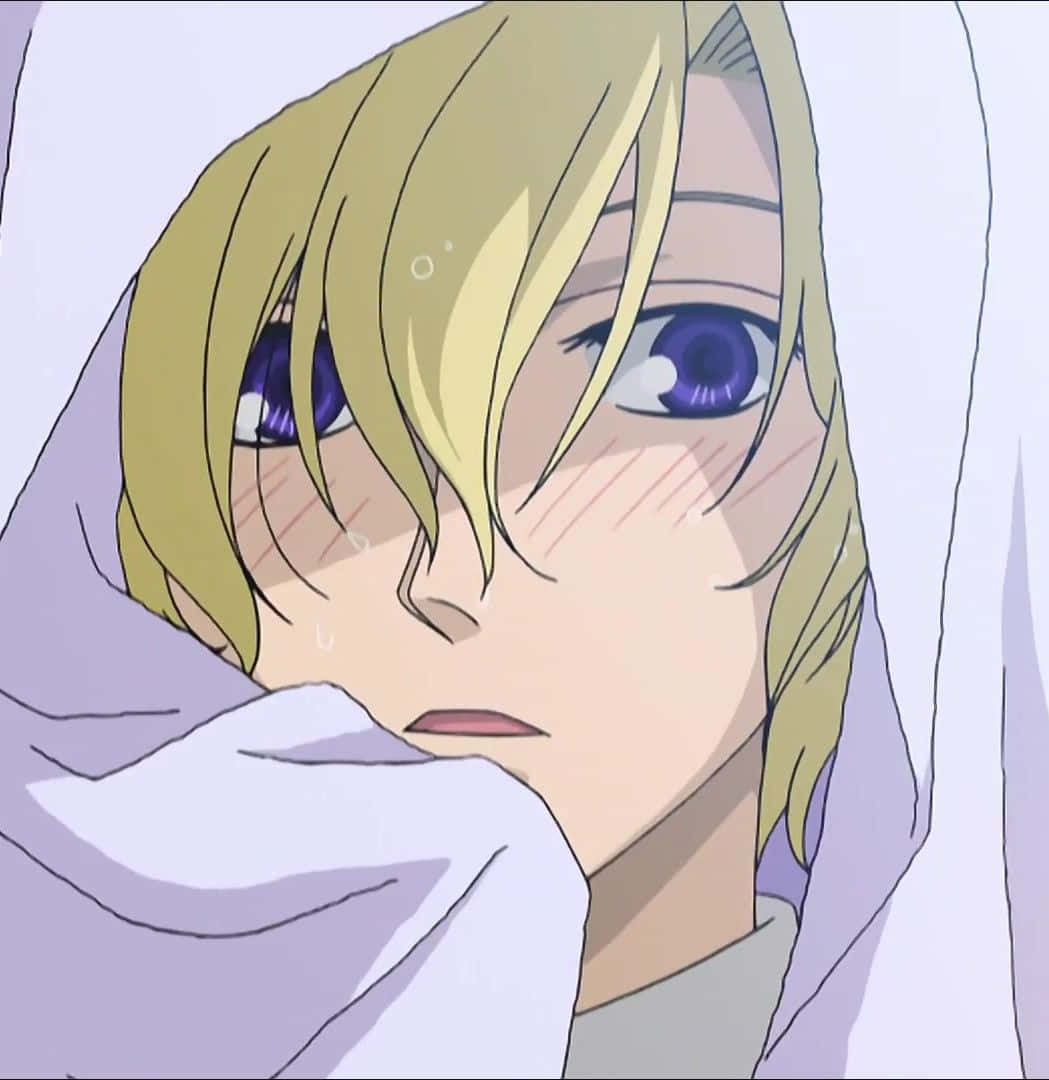Tamaki Suoh 桌布 壁紙 — 一個金髮紫眼的動漫角色特寫，裹著淺紫色毛毯，看起來很疲憊。