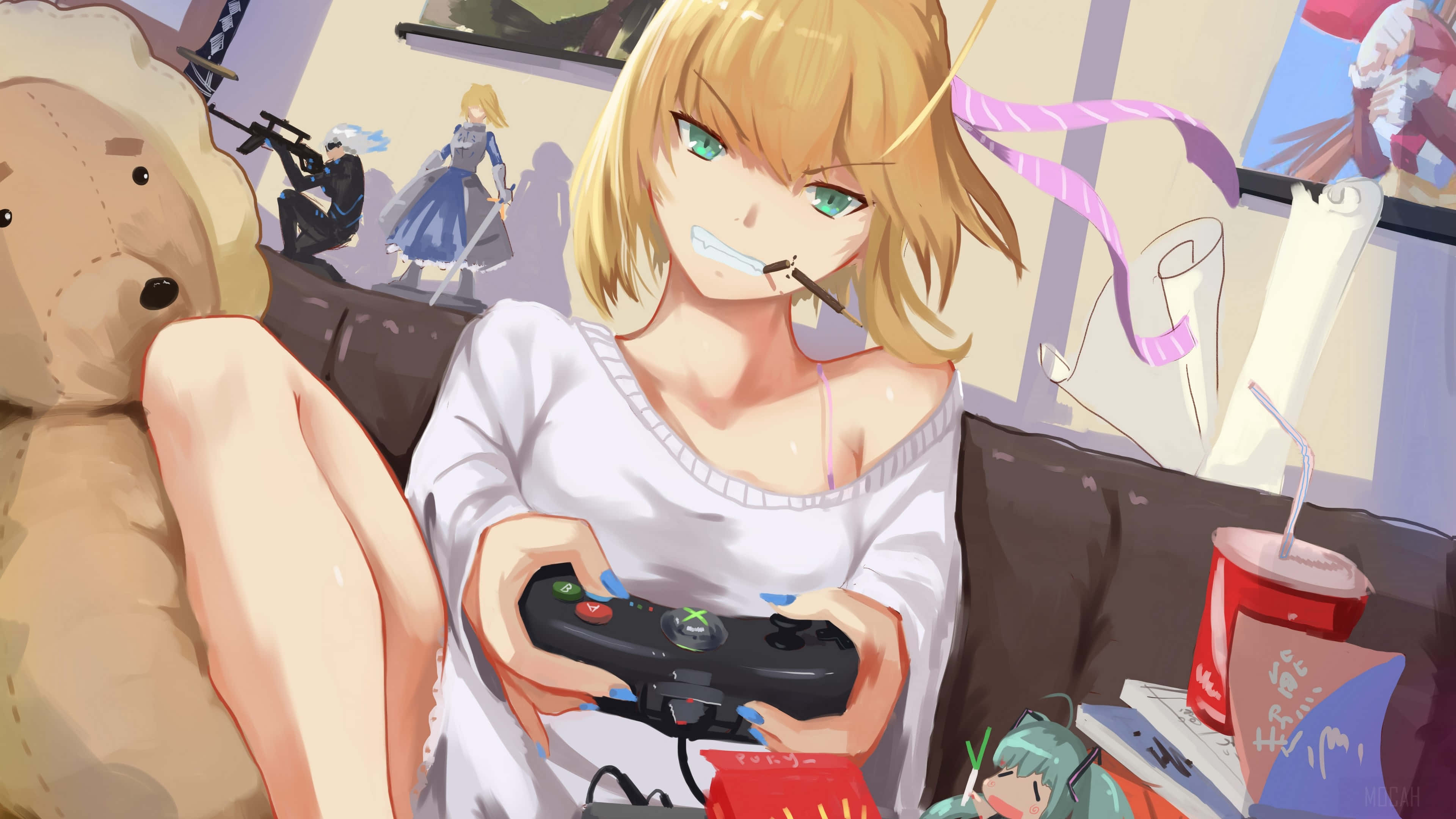 Kawaii Gaming Girl 桌布 壁紙 — 一個金髮綠眼的動漫女孩坐在沙發上，手裡拿著遊戲控制器，旁邊有一隻泰迪熊。