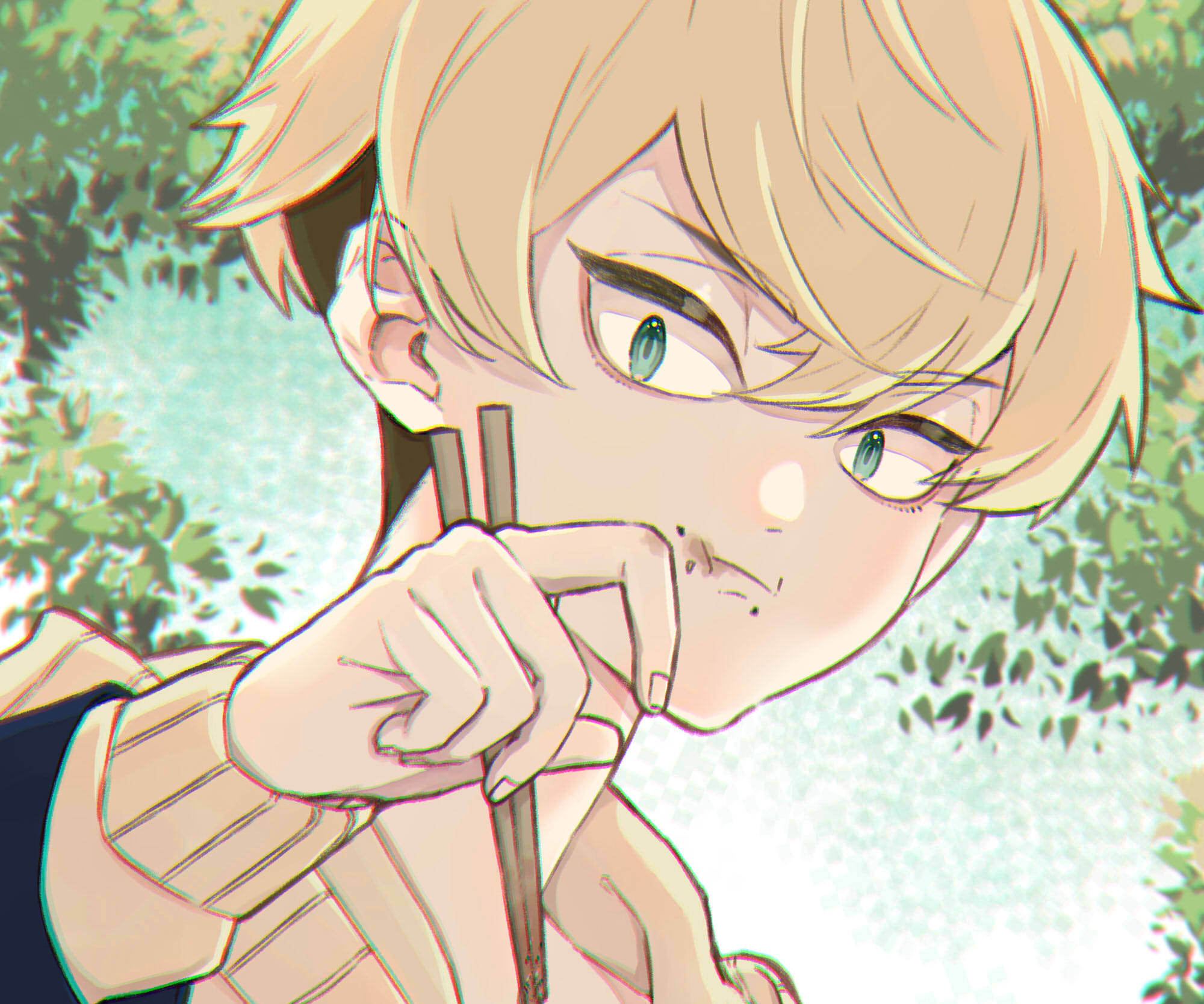 chifuyu matsuno 桌布 壁紙 — 一個金髮綠眼的動漫男孩在柔和的綠色樹葉背景前將筷子靠近嘴邊。