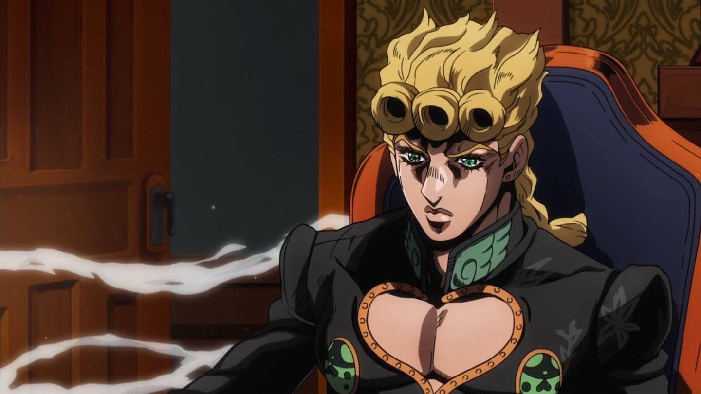 Giorno 桌布 壁紙 — 一個金髮綠眼的動漫角色坐在椅子上，穿著帶有心形盔甲的黑色服裝，白色能量在他的手周圍噼啪作響。