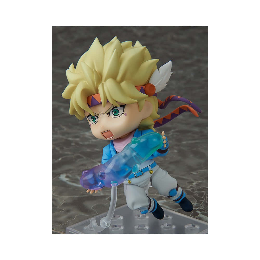 Caesar Anthonio Zeppeli 桌布 壁紙 — 一個金髮綠眼角色的Q版動漫人偶，在灰色石頭背景前揮舞著發光的藍色武器。