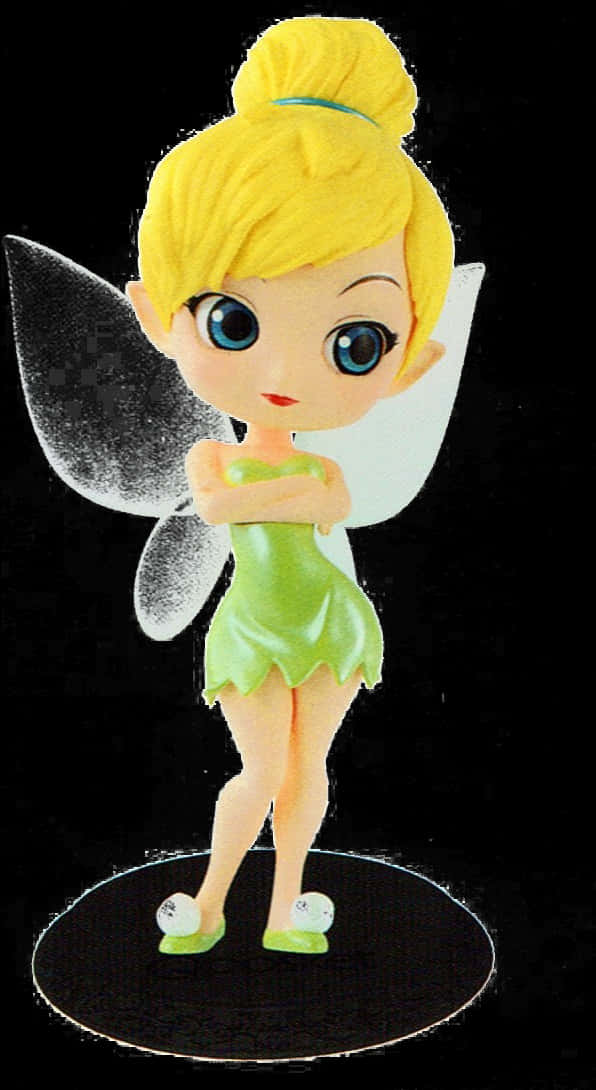 Tinker Bell 桌布 壁紙 — 一個金髮綠裙的Q版小叮噹仙子公仔，雙手交叉，自信地站在黑色背景前。