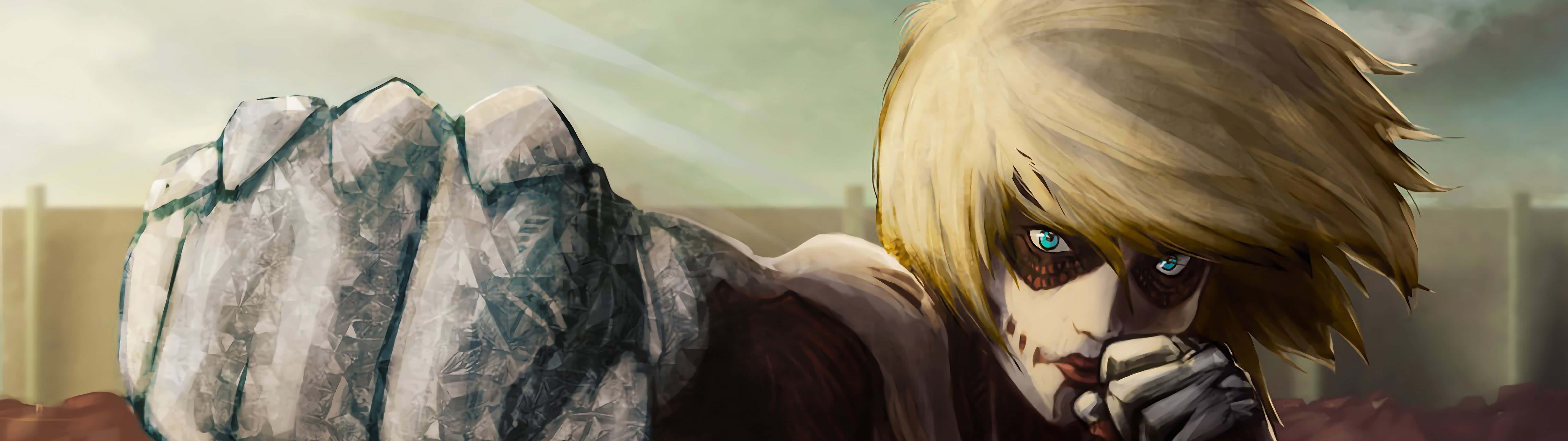Female Titan 桌布 壁紙 — 一個金髮藍眼、臉上帶疤的動漫角色，對著朦朧的天空握緊巨大的石拳。