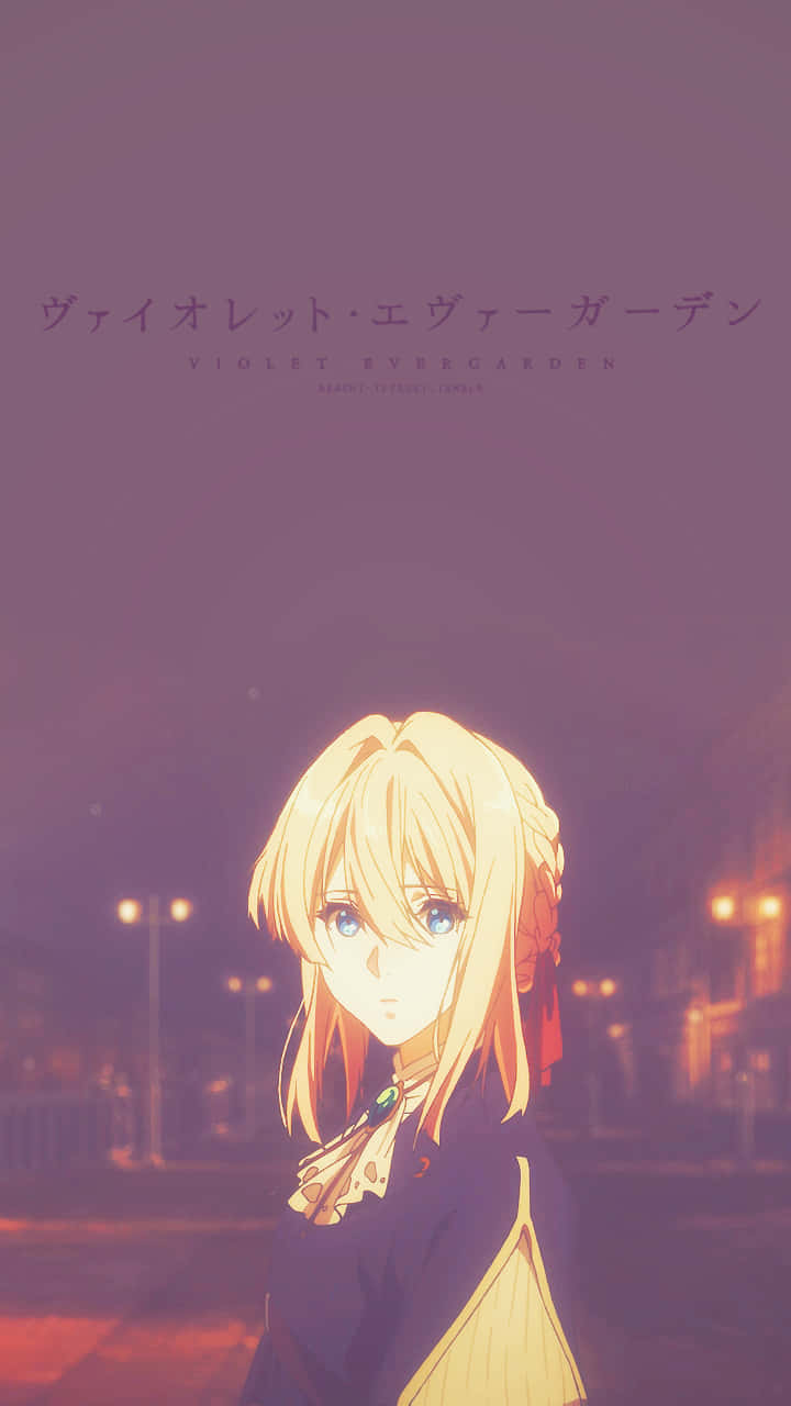 Violet Evergarden iPhone 桌布 壁紙 — 一個金髮藍眼的動漫女孩在溫暖的路燈下，面向紫色暮色城市景觀向前凝視。