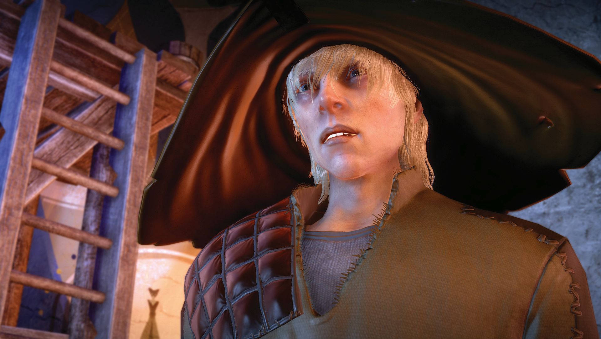 Dragon Age 桌布 壁紙 — 一個金髮角色戴著寬邊帽和穿絎縫盔甲，身處簡陋木結構建築內的近距離特寫。