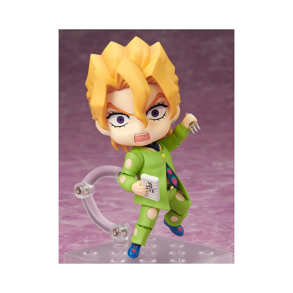 Pannacotta Fugo 桌布 壁紙 — 一個金髮豎立、身穿綠色圓點西裝的Q版動漫人偶，在透明展示架上動感地擺姿勢並拿著一張便條。