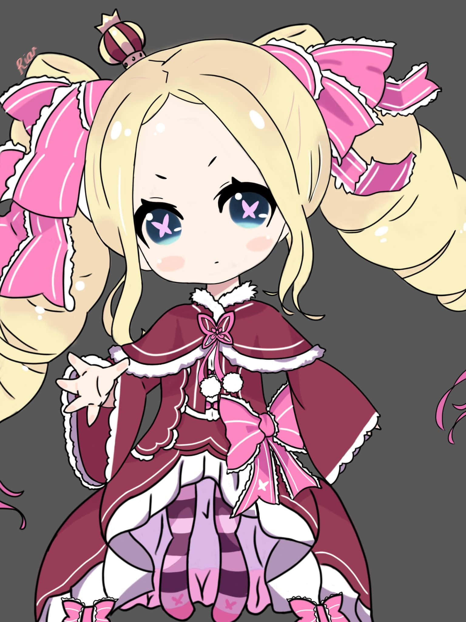 Re Zero Beatrice 桌布 壁紙 — 一個金髮雙馬尾、星眸的Q版動漫女孩，穿著粉紅和栗色荷葉邊連衣裙，背景為灰色。