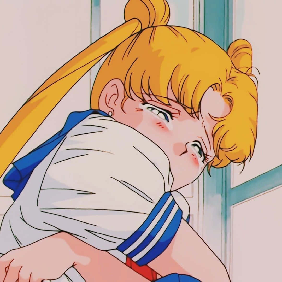 穿著水手服的動漫女孩一邊哭一邊抱住自己。 — 美少女戰士 GIF 壁紙
