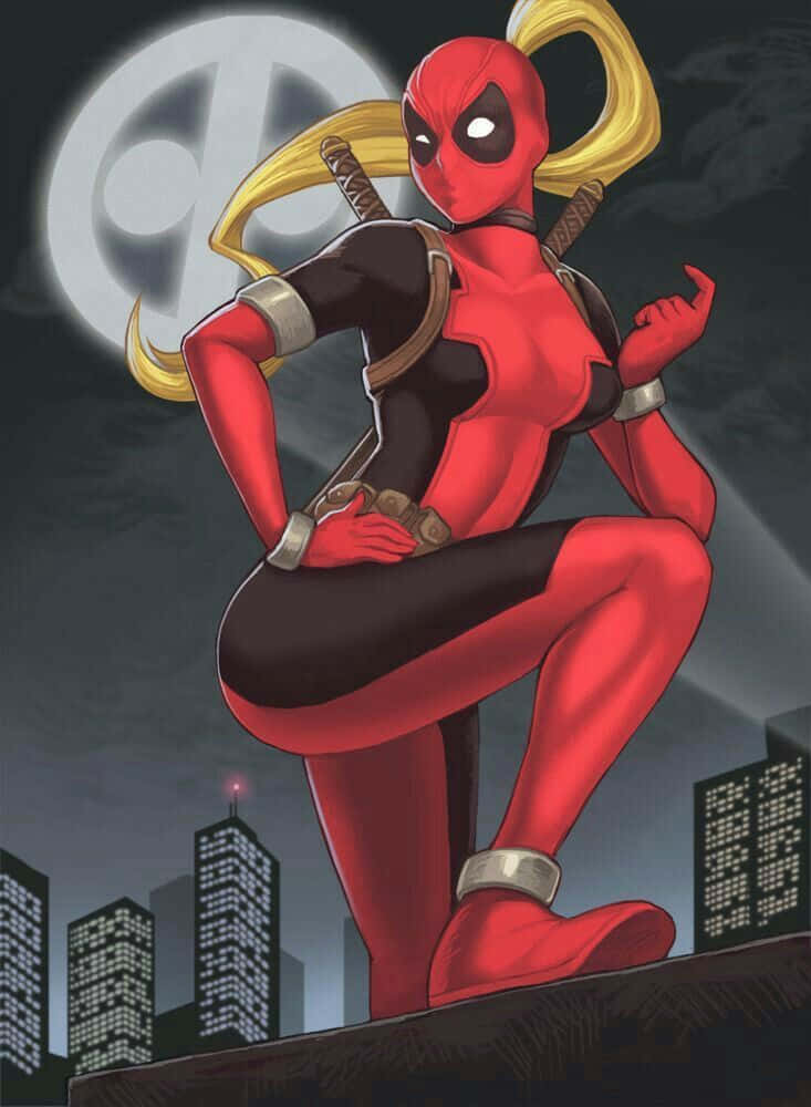 Lady Deadpool 桌布 壁紙 — 一個金髮雙馬尾的女性死侍在月光照耀的城市天際線和發光摩天大樓背景下，蹲在屋頂上。