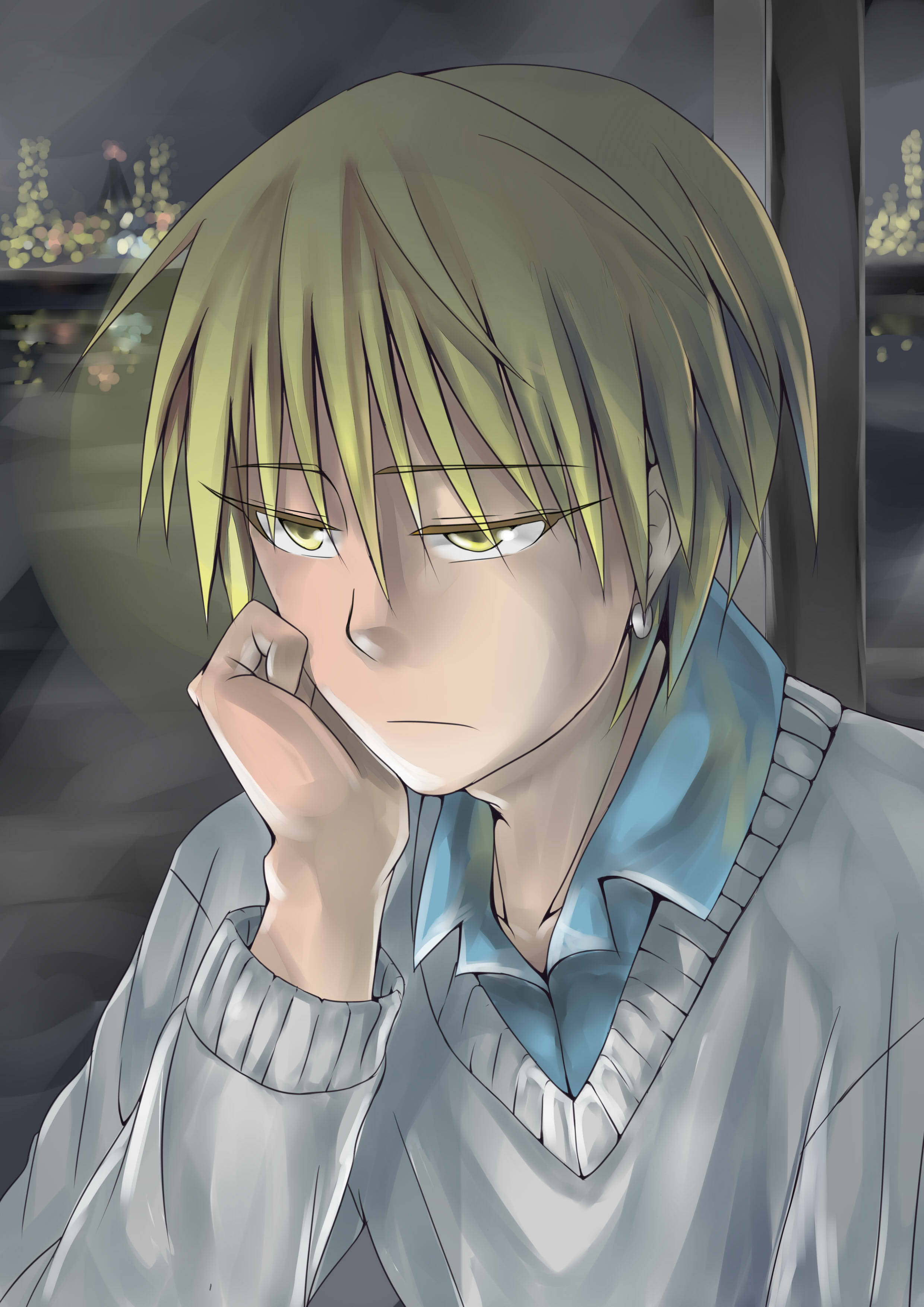憂鬱動漫男孩 桌布 壁紙 — 一個金髮黃眼的憂鬱動漫男孩，在模糊的城市夜景背景下，托腮沉思。