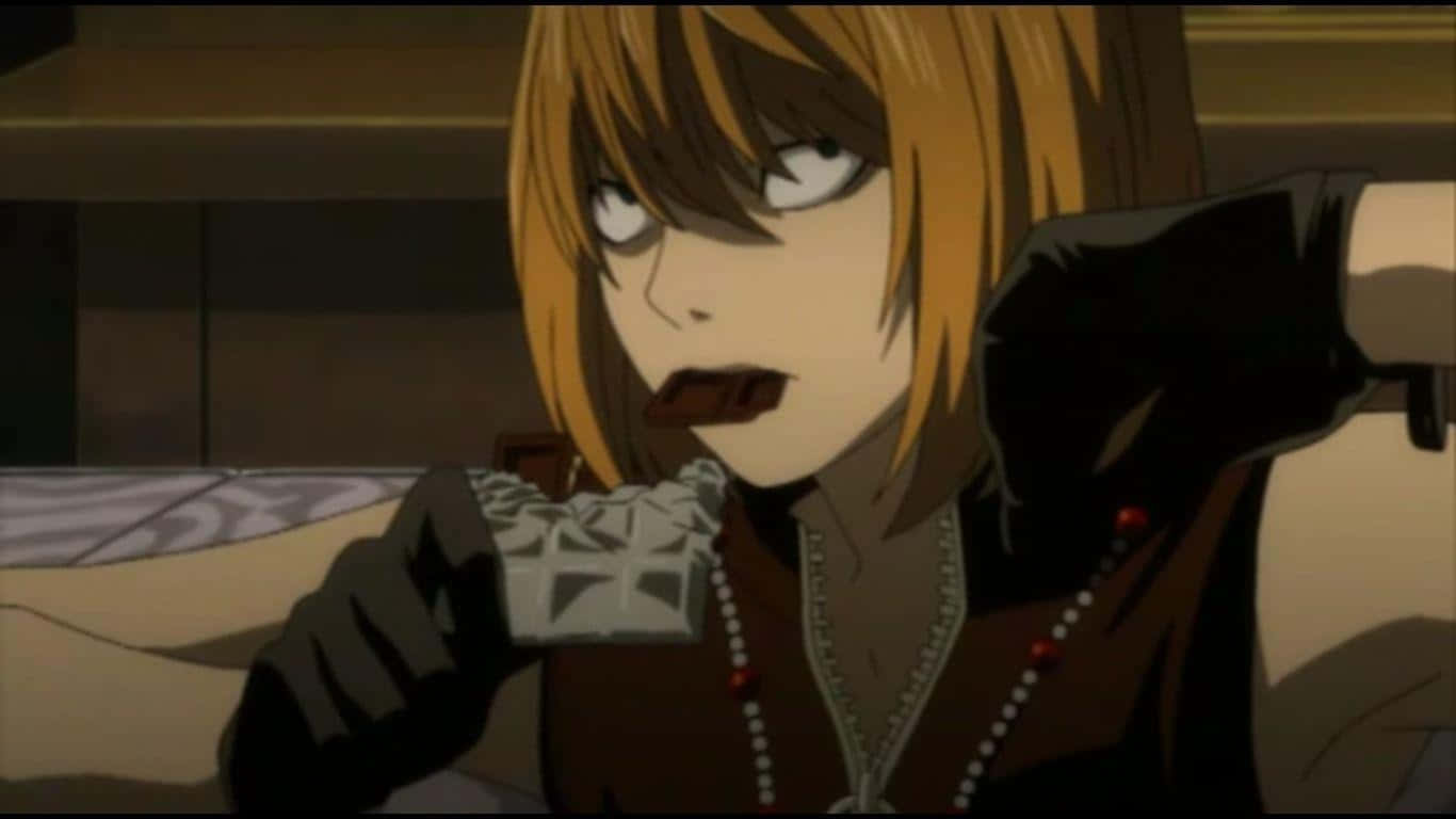 Death Note Mello 桌布 壁紙 — 一個金髮黑眼的動漫角色咬著一條巧克力棒，同時戴著黑色手套和珠鏈。