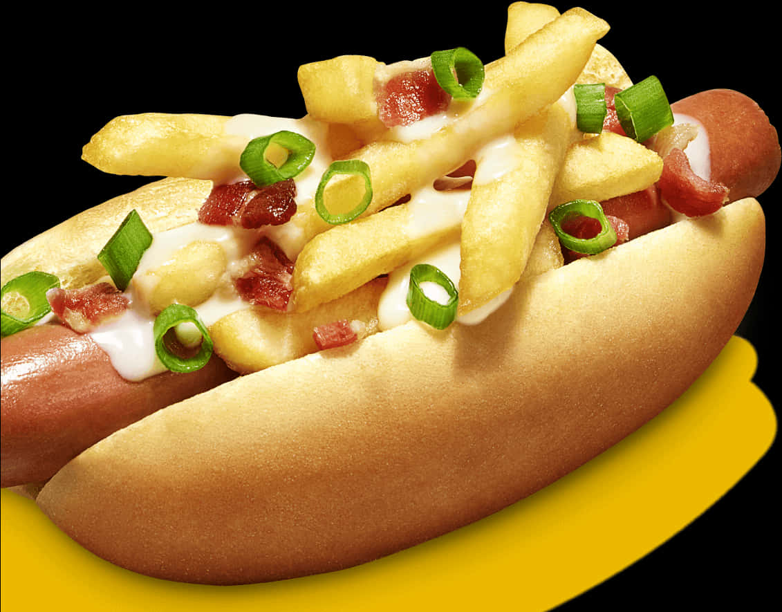 Hot Dog 桌布 壁紙 — 一個金黃色的熱狗麵包，上面堆滿了脆薯條、培根、醬汁和青蔥，襯托在黑色背景上。