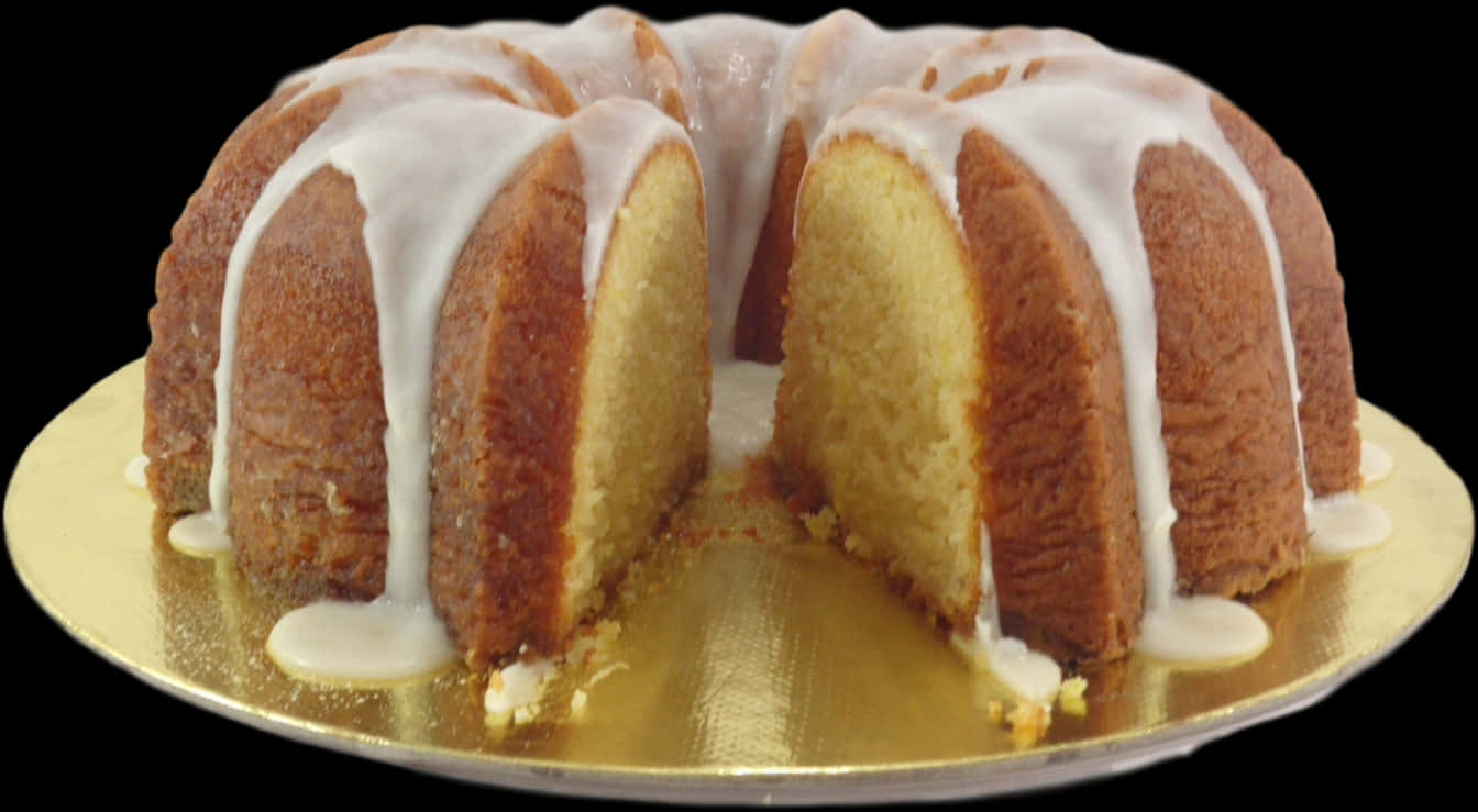 Cakes 桌布 壁紙 — 一個金黃色的邦特蛋糕，白色糖霜沿著其紋理滴下，放在一個閃亮的金色盤子上，其中一塊已被切走。