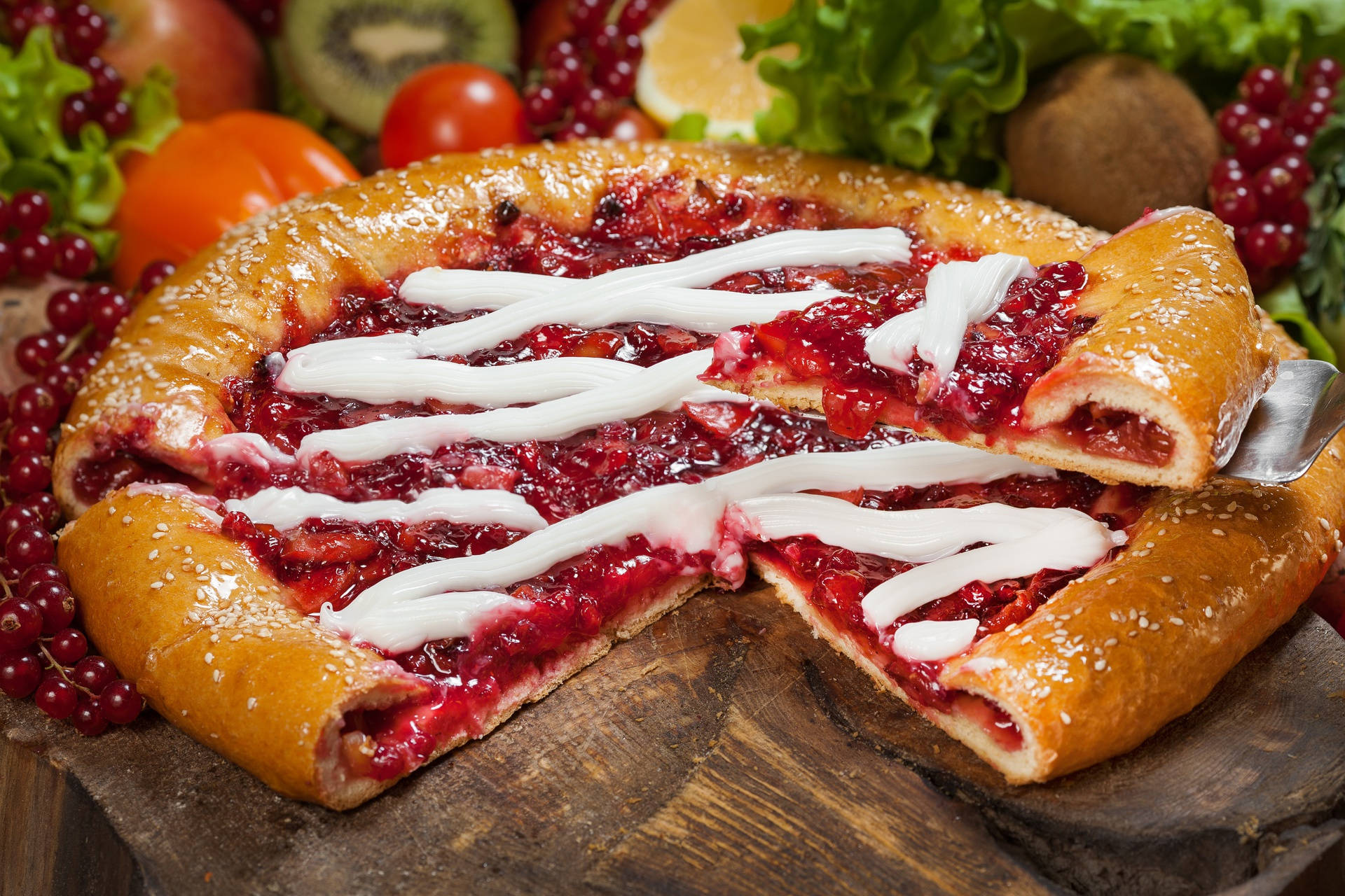 Pie 桌布 壁紙 — 一個金黃色的酥皮撻，內餡是鮮紅的莓果醬，淋上白色奶油，放在一個質樸的木板上，周圍是新鮮水果和蔬菜。