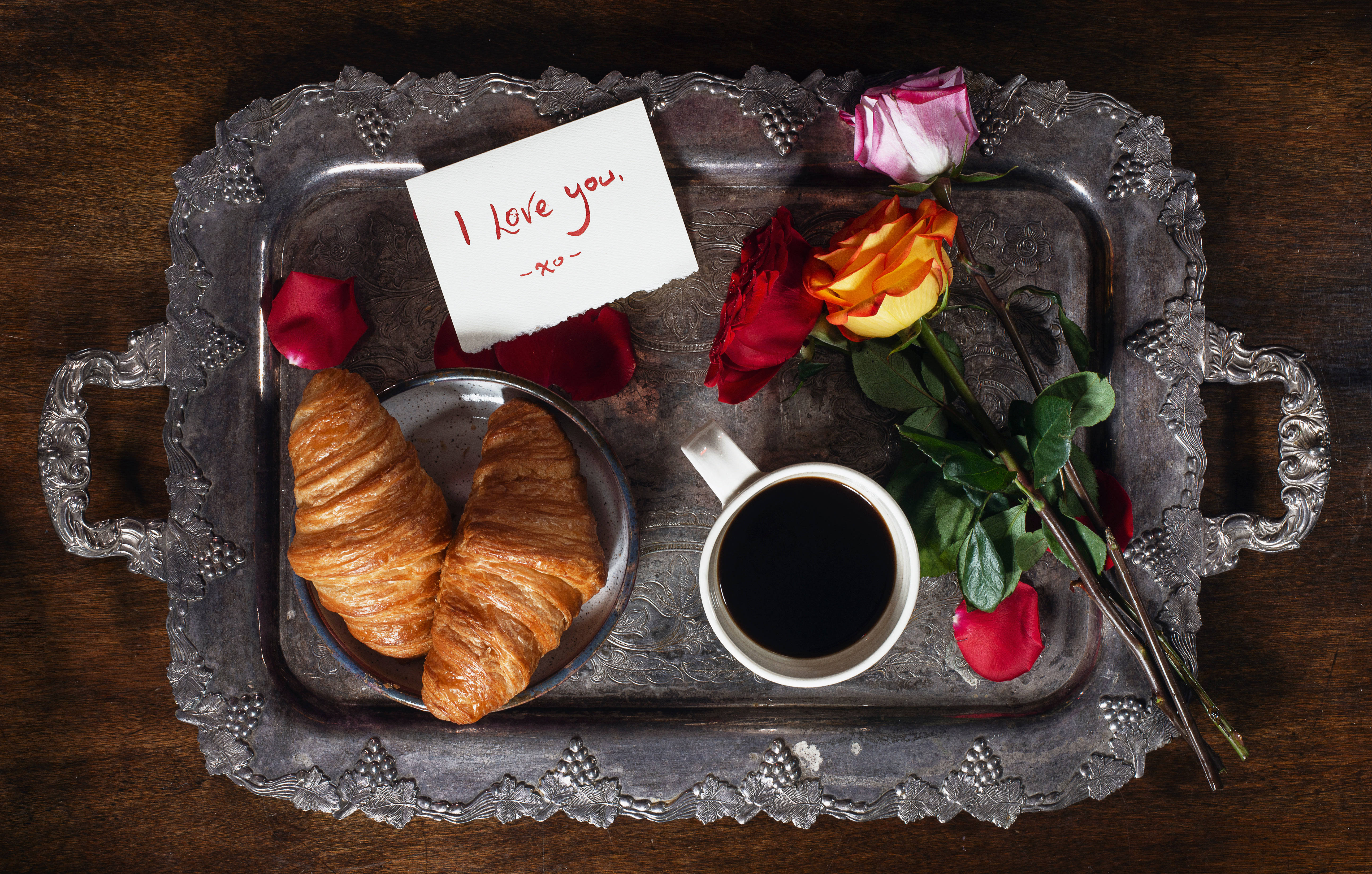 Romantic Love Flowers 桌布 壁紙 — 一個銀托盤上放著可頌、咖啡、玫瑰和手寫便條，置於深色木桌上。