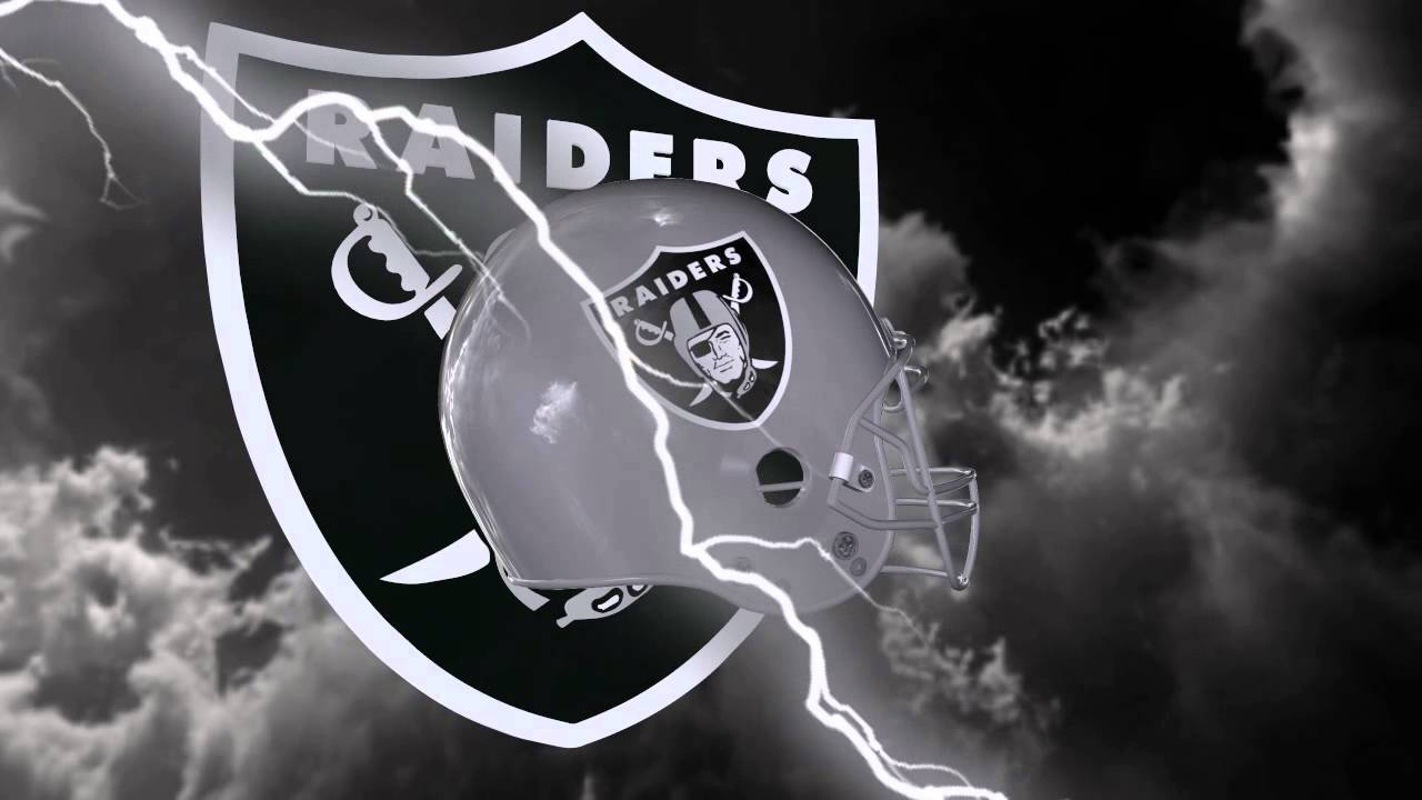 突襲者 桌布 壁紙 — 一個銀色 Raiders 美式足球頭盔和球隊盾牌在暴風雨的單色天空中因閃電而破裂。