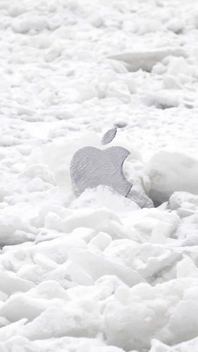 White iPhone 桌布 壁紙 — 一個銀色Apple標誌半埋在帶紋理的雪中，帶有柔和陰影和清晰白色環境。
