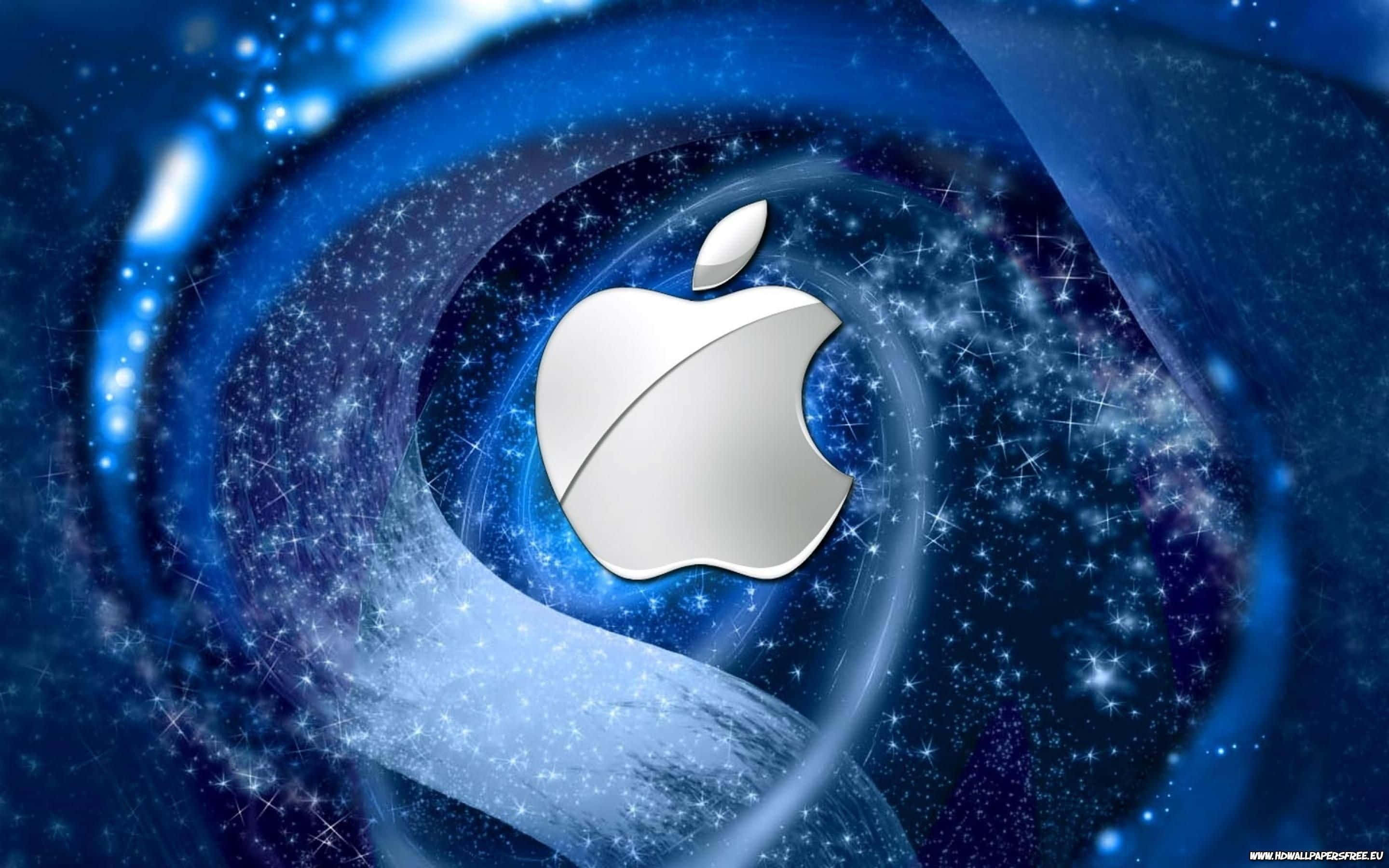 Cool Apple 桌布 壁紙 — 一個銀色Apple標誌漂浮在一個充滿閃爍星星和星雲的旋轉宇宙藍色漩渦中。