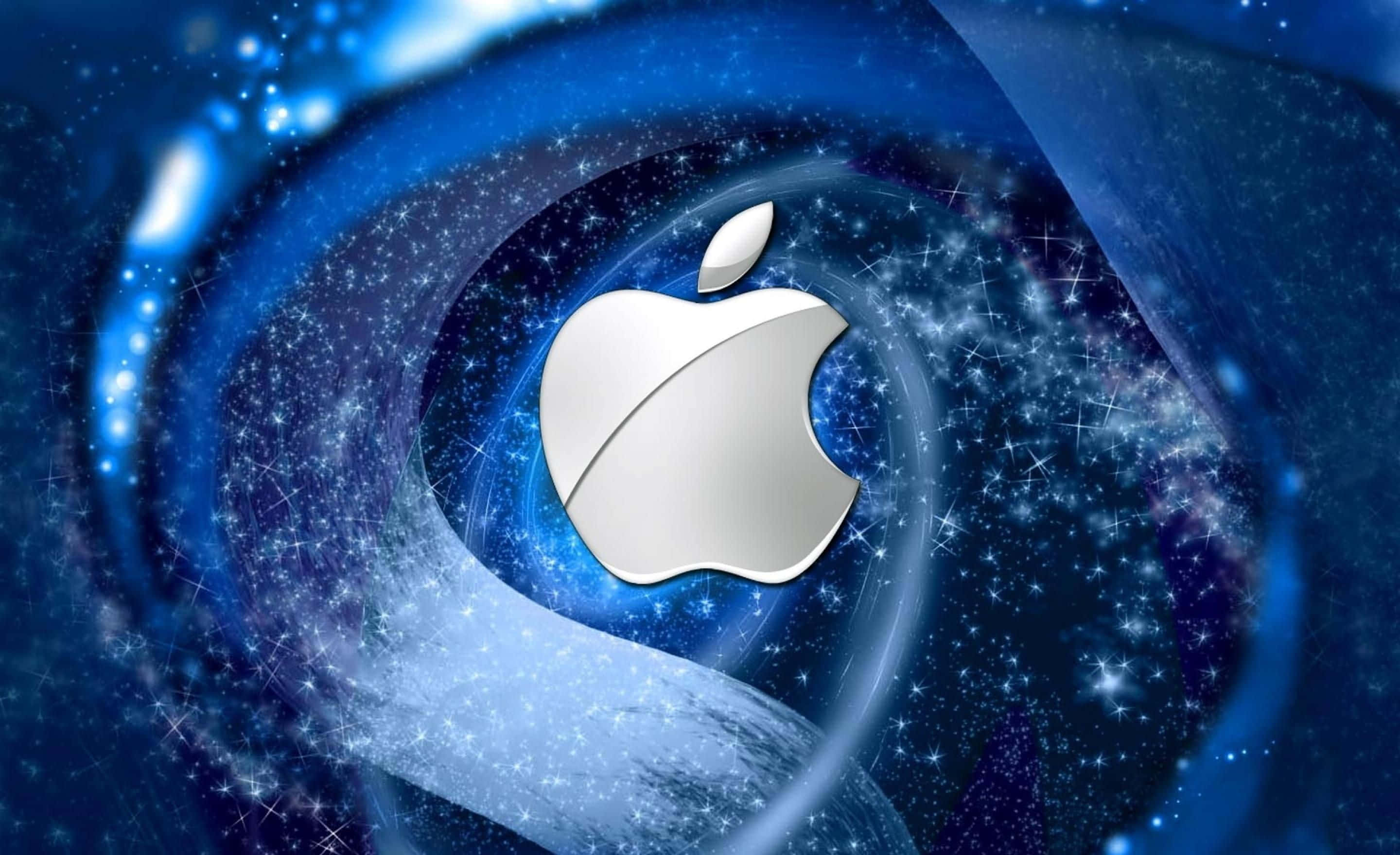 水 桌布 壁紙 — 一個銀色Apple標誌漂浮在充滿閃爍星星和發光星雲的旋轉宇宙藍色漩渦中。