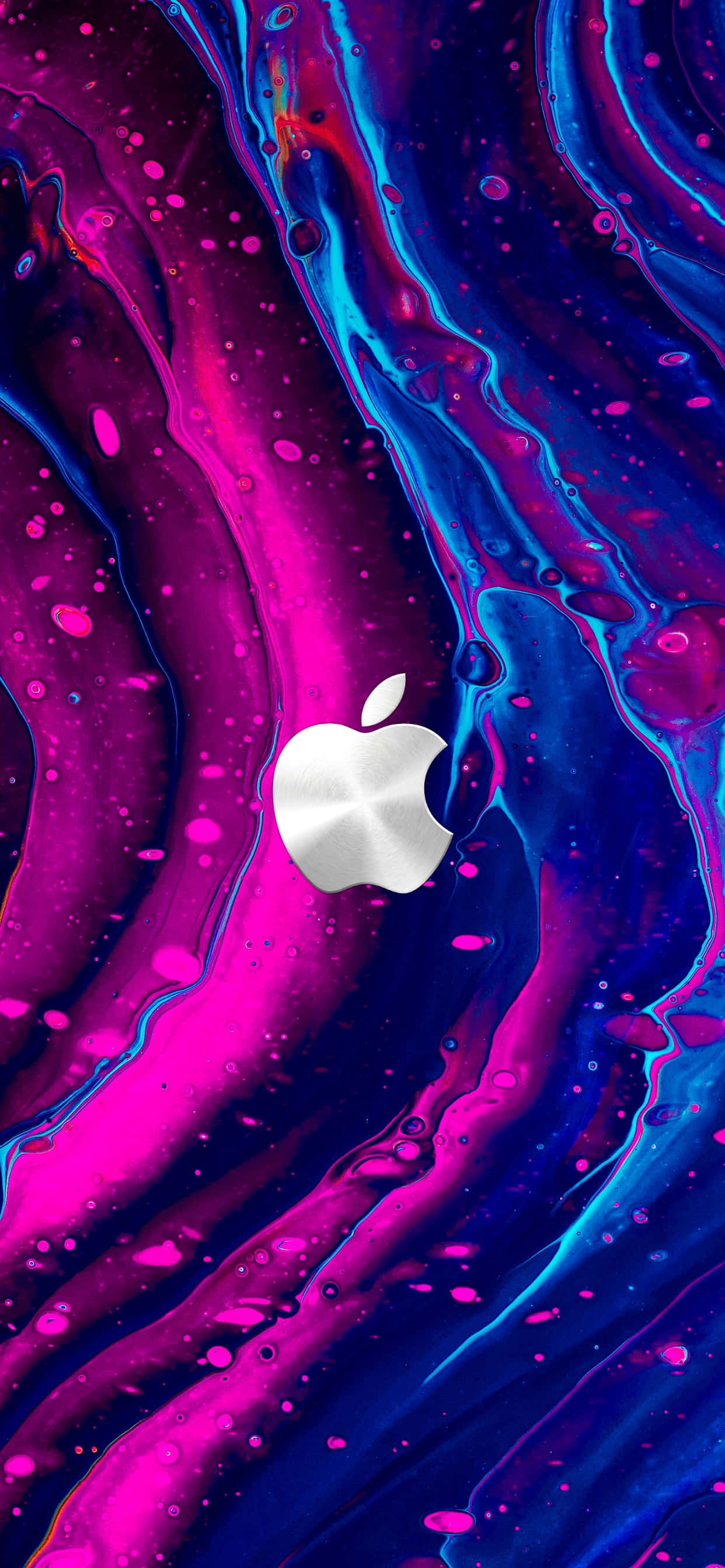 4K 桌布 壁紙 — 一個銀色Apple標誌漂浮在旋轉的宇宙洋紅色和電光藍色液體顏料中，帶有發光的斑點。