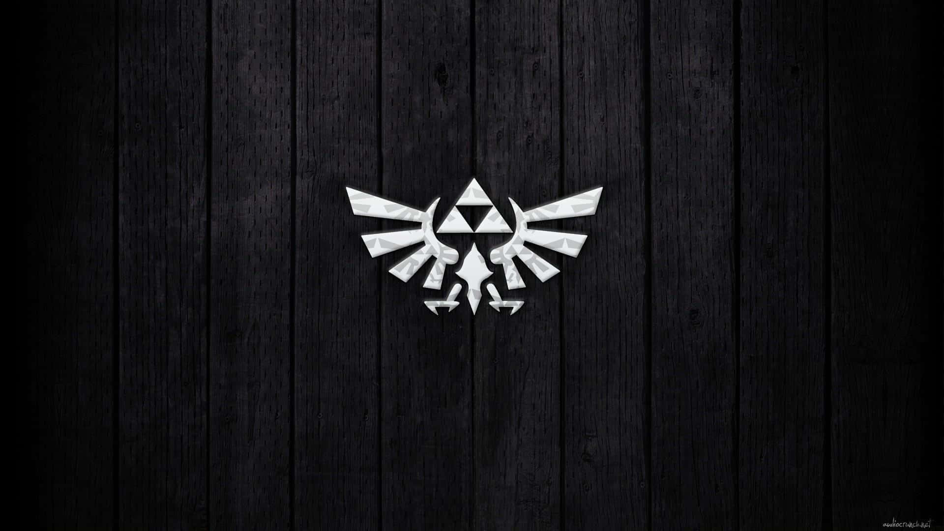 The Legend Of Zelda Hyrule 桌布 壁紙 — 一個銀色三角力量標誌在帶有可見木紋的深色木板背景上閃耀。
