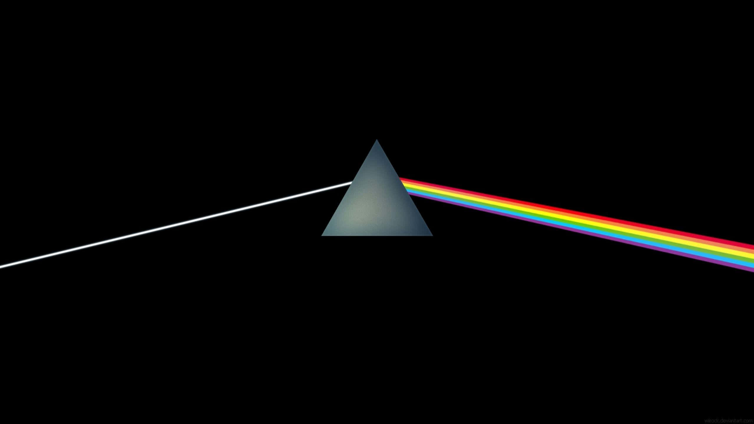 Dark Side Of The Moon 桌布 壁紙 — 一個銀色三角棱鏡將一束白光在黑色虛空中分裂成鮮豔的彩虹光譜。