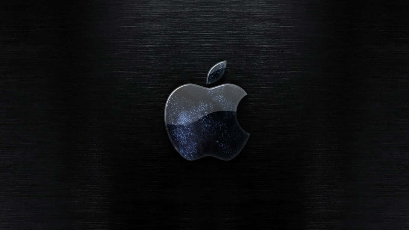 1366x768 Apple 桌布 壁紙 — 一個銀色光滑的Apple標誌，內部帶有銀河圖案，放置在拉絲黑色金屬表面上。