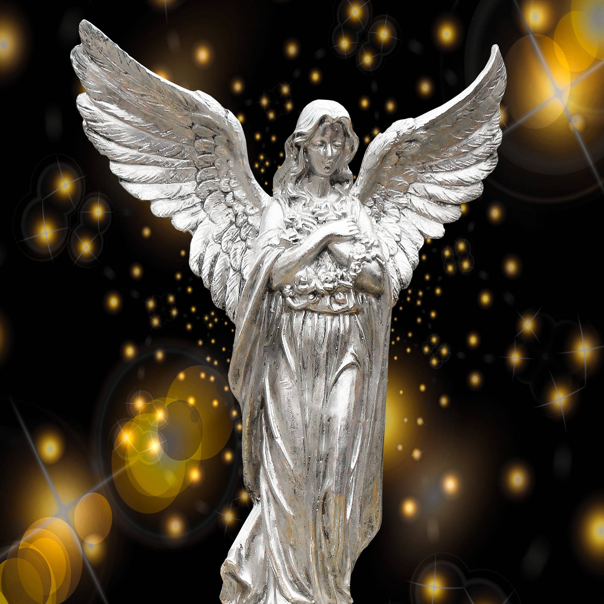 angels 桌布 壁紙 — 一個銀色天使雕像展開翅膀，在黑色背景上帶著閃爍金色散景燈光，手持花束。