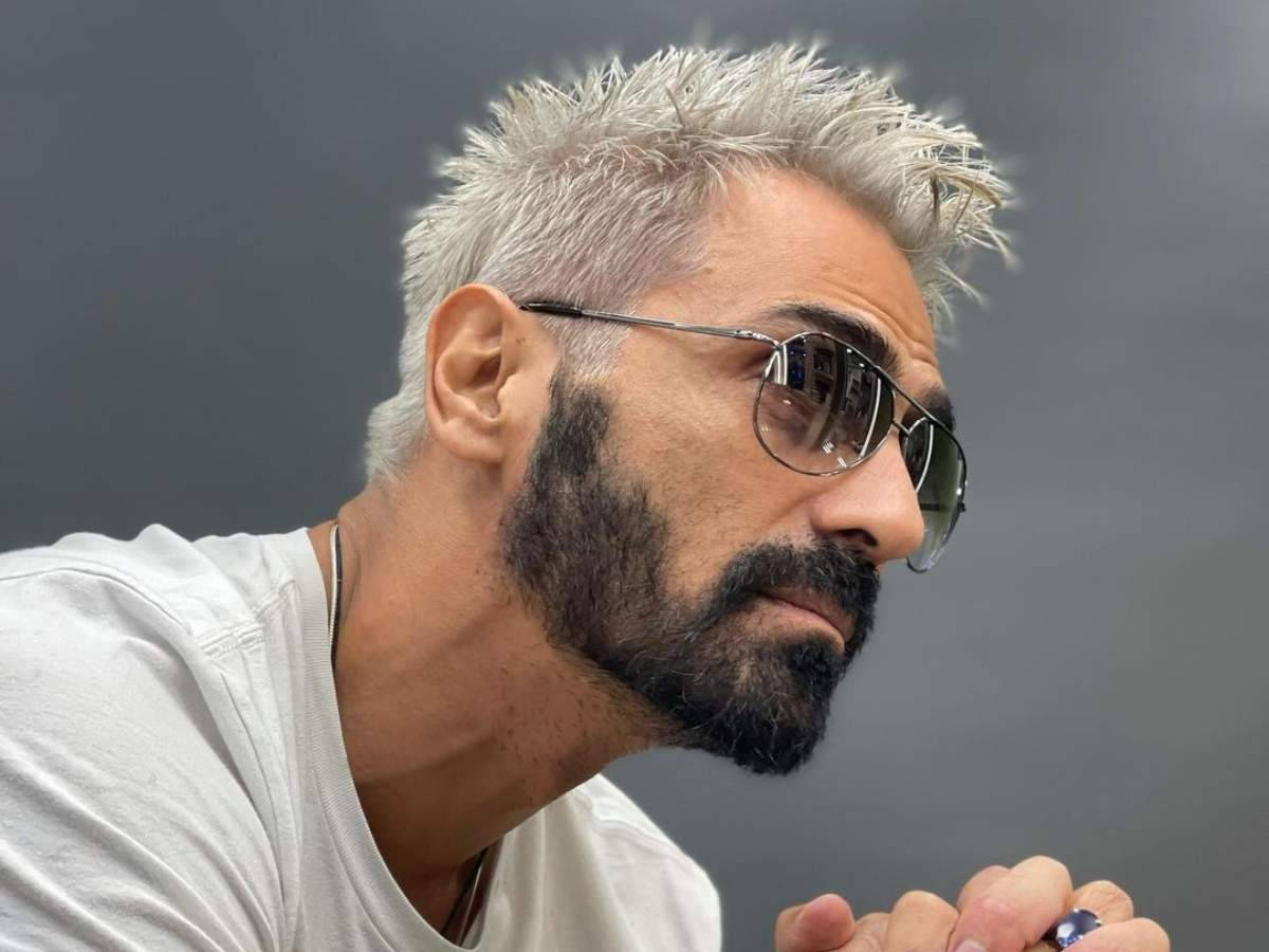 Arjun Rampal 桌布 壁紙 — 一個銀色尖刺頭髮和深色鬍鬚的男人戴著圓形太陽眼鏡，若有所思地看向旁邊。